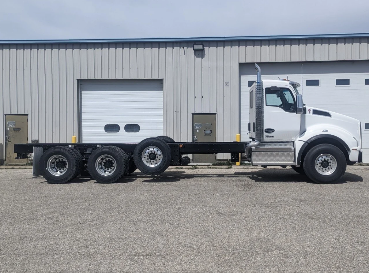 2025 Kenworth T880 - image 4