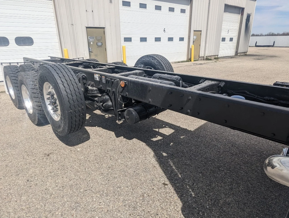 2025 Kenworth T880 - image 6