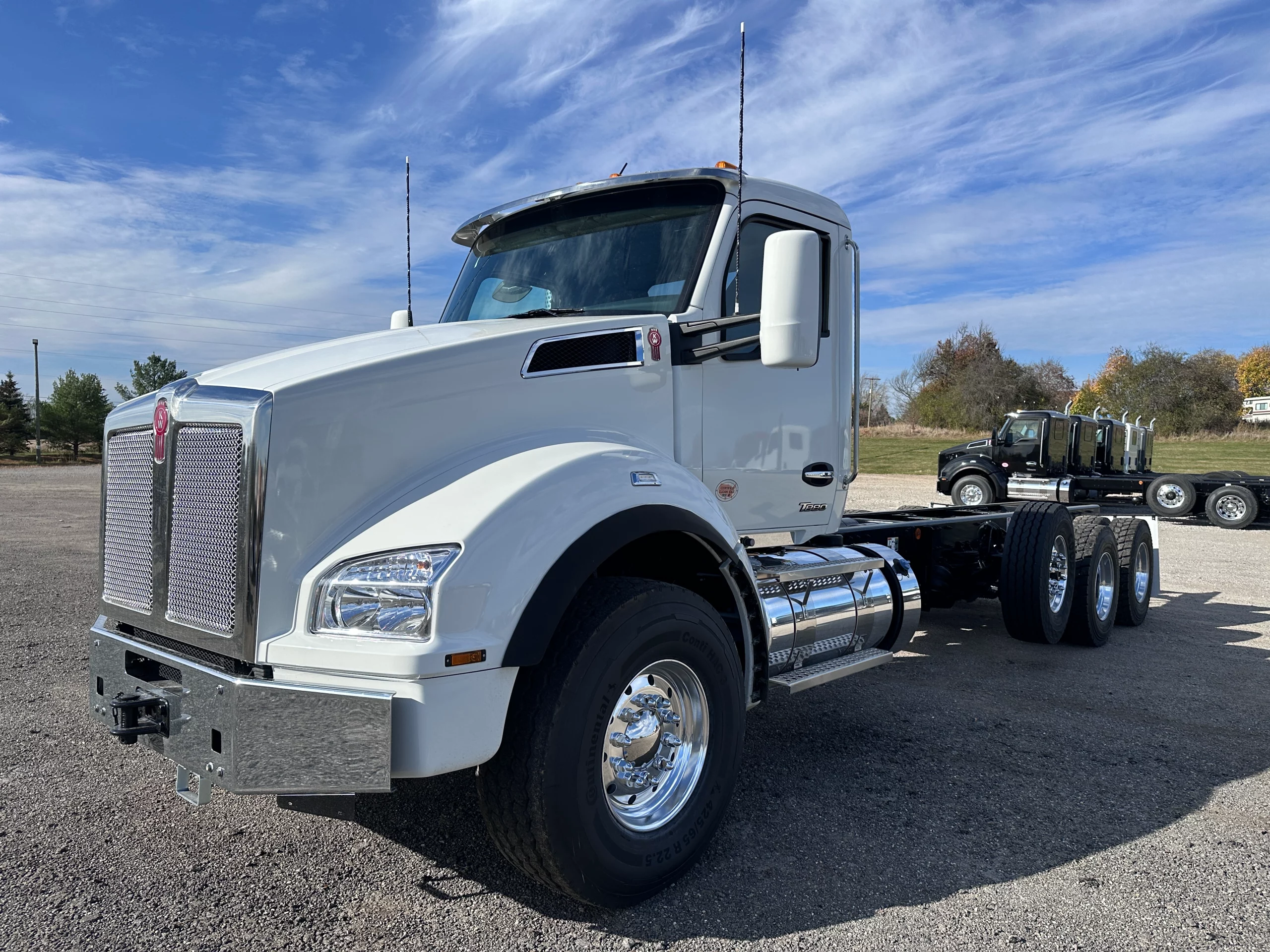 New 2025 KENWORTH T880 Hooklift Truck - image 1 of 6