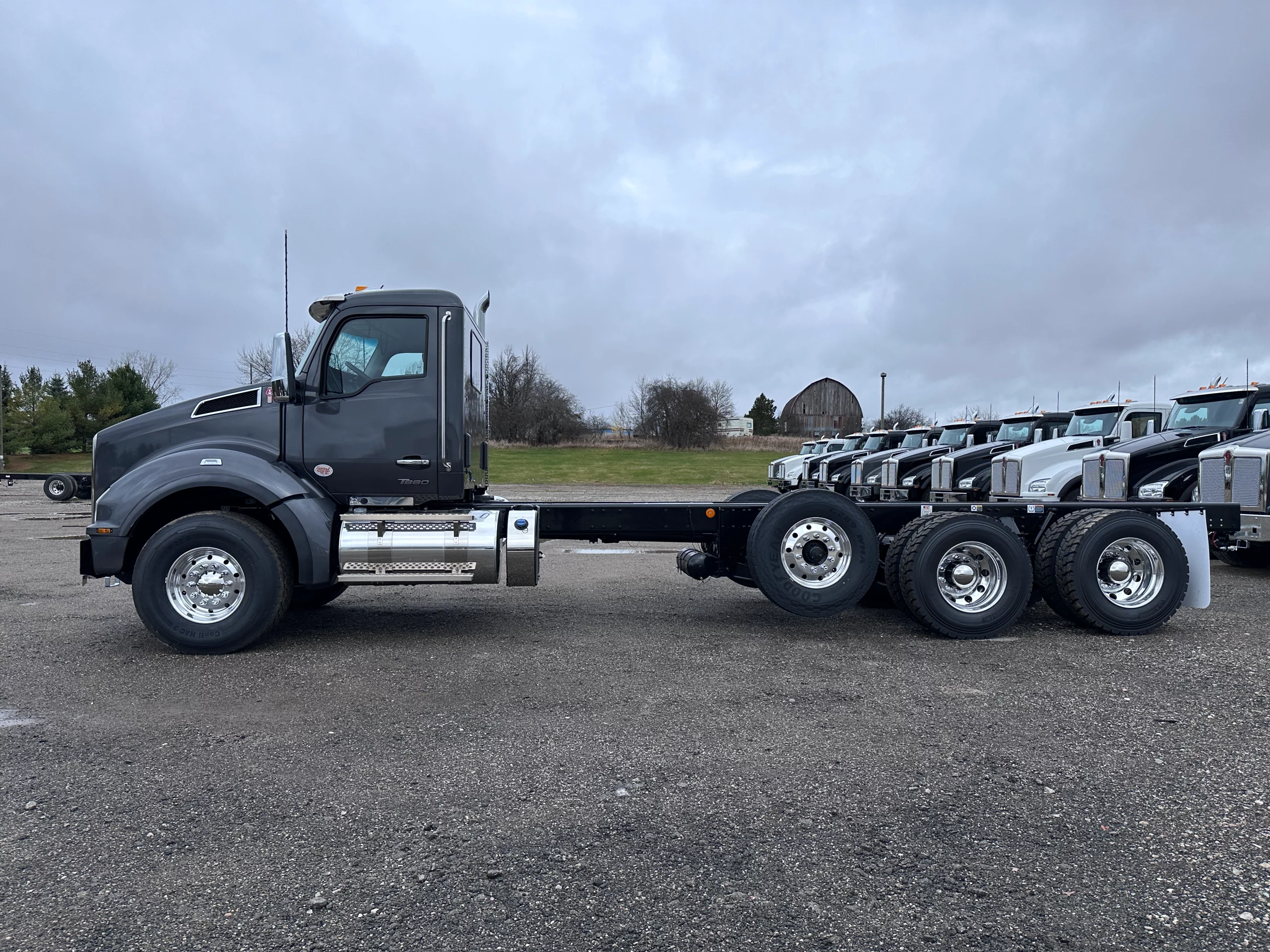 New 2025 KENWORTH T880 Hooklift Truck - image 4 of 6