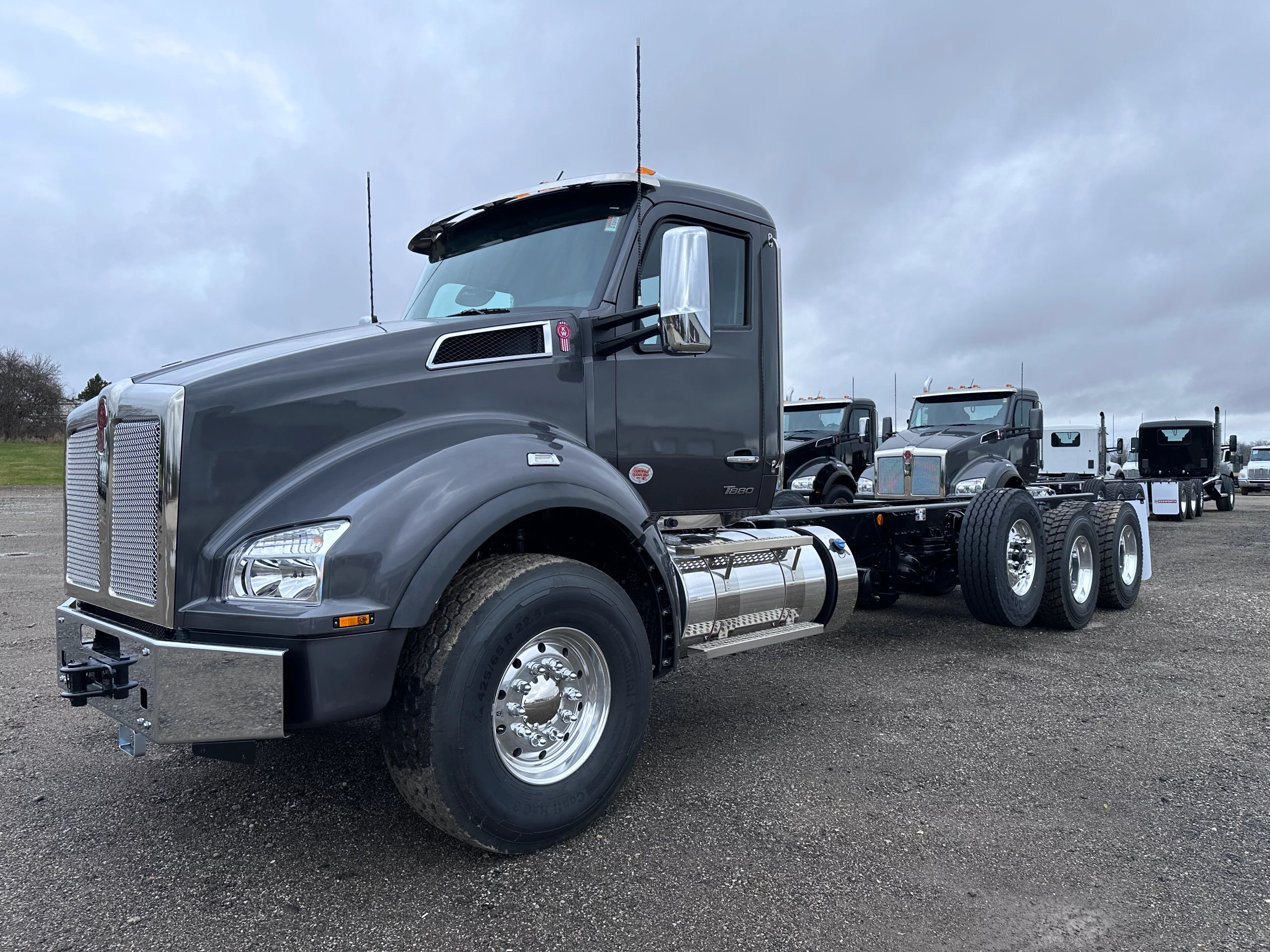 New 2025 KENWORTH T880 Hooklift Truck - image 1 of 6