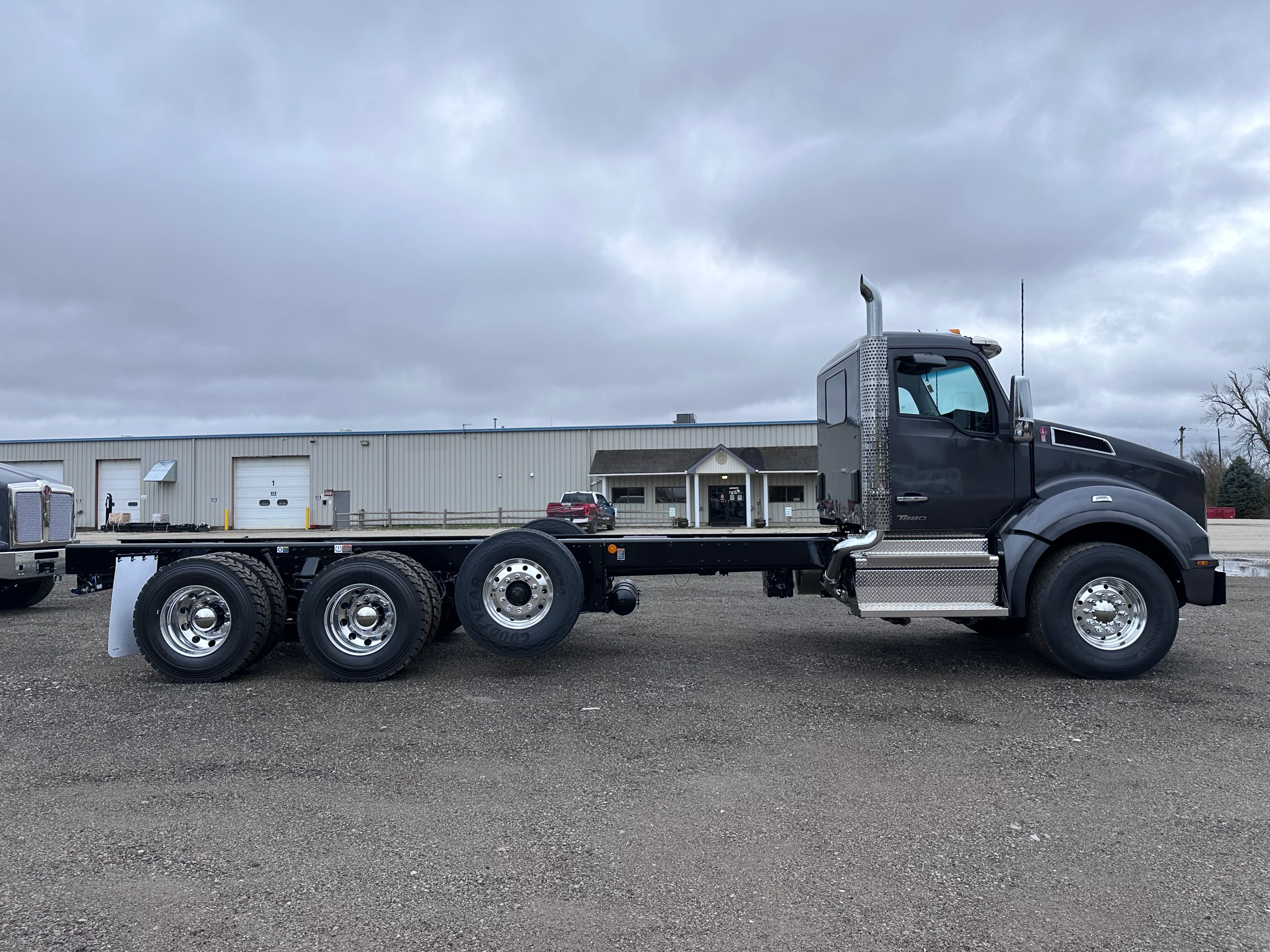 New 2025 KENWORTH T880 Hooklift Truck - image 5 of 6