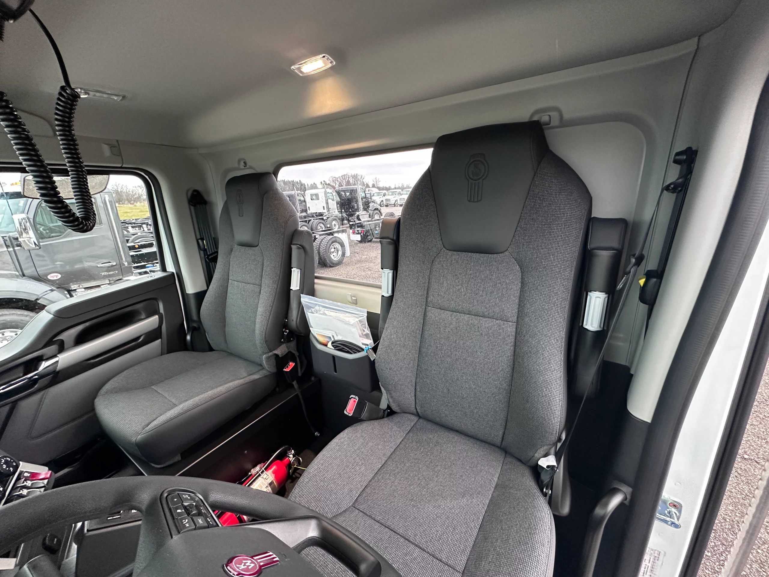 New 2025 KENWORTH T880 Hooklift Truck - image 5 of 6