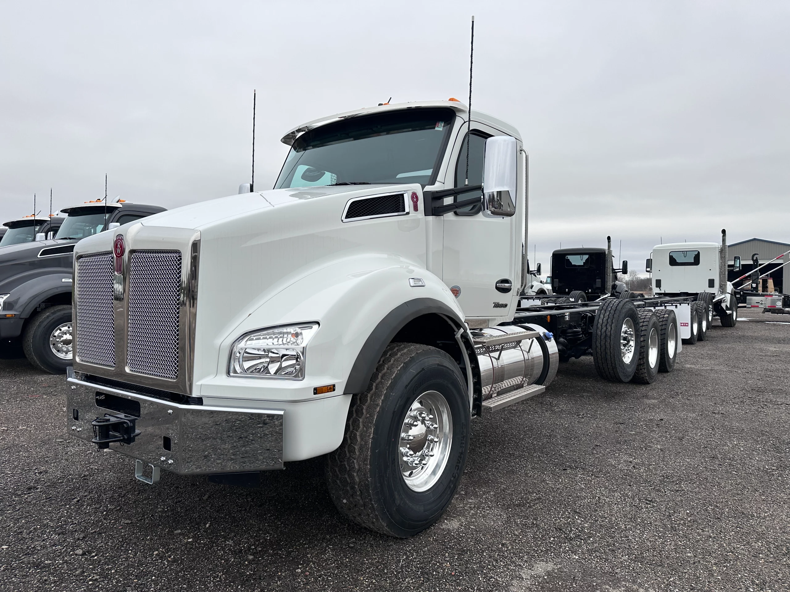 New 2025 KENWORTH T880 Hooklift Truck - image 1 of 6