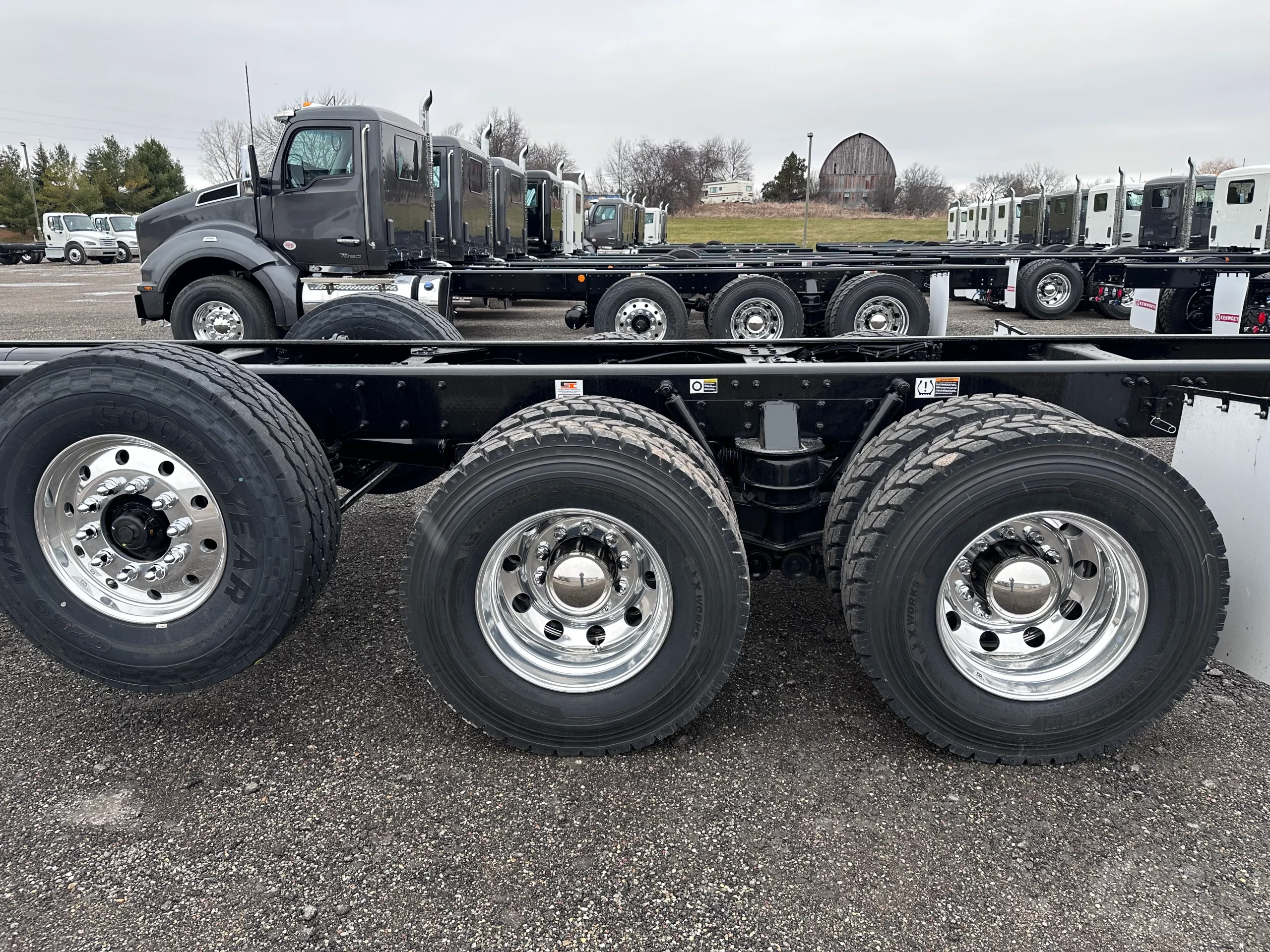 2025 Kenworth T880 - image 6