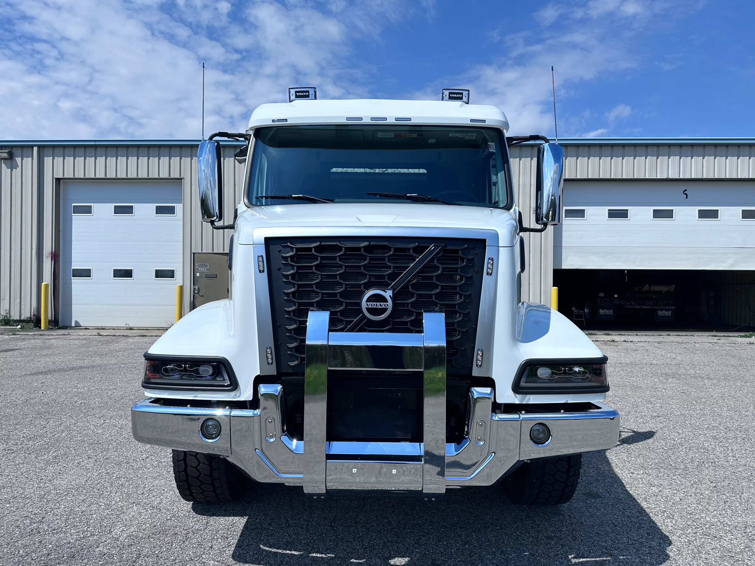 New 2025 VOLVO VHD Hooklift Truck - image 2 of 6