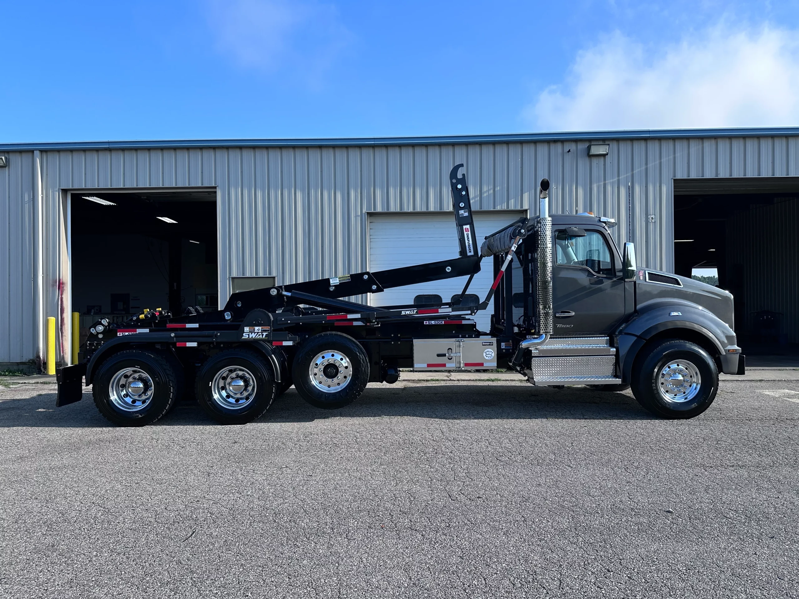 New 2025 KENWORTH T880 Hooklift Truck - image 4 of 6