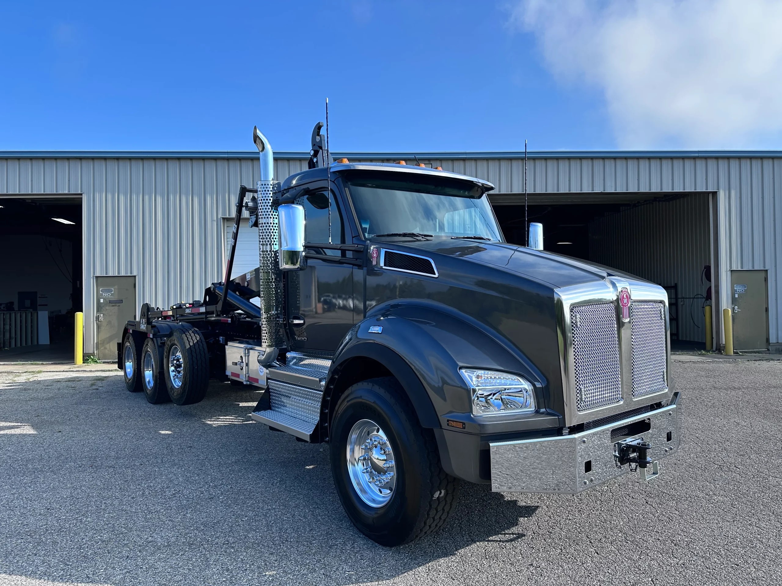 New 2025 KENWORTH T880 Hooklift Truck - image 1 of 6