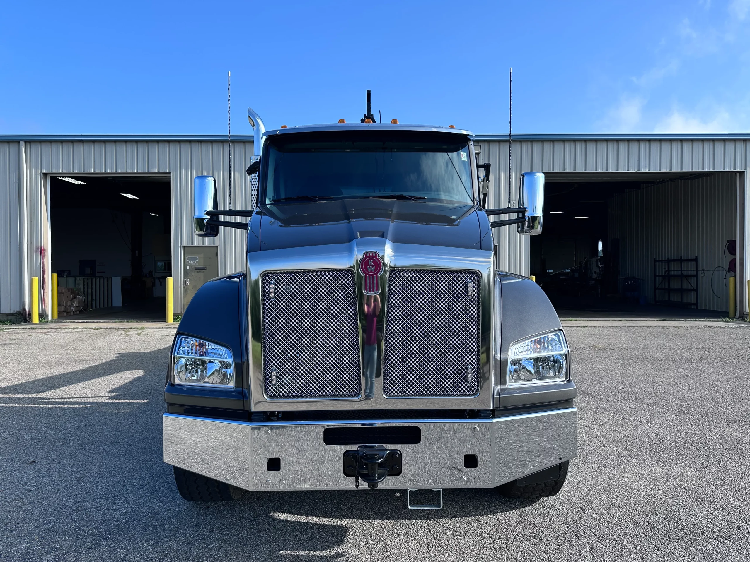 New 2025 KENWORTH T880 Hooklift Truck - image 2 of 6