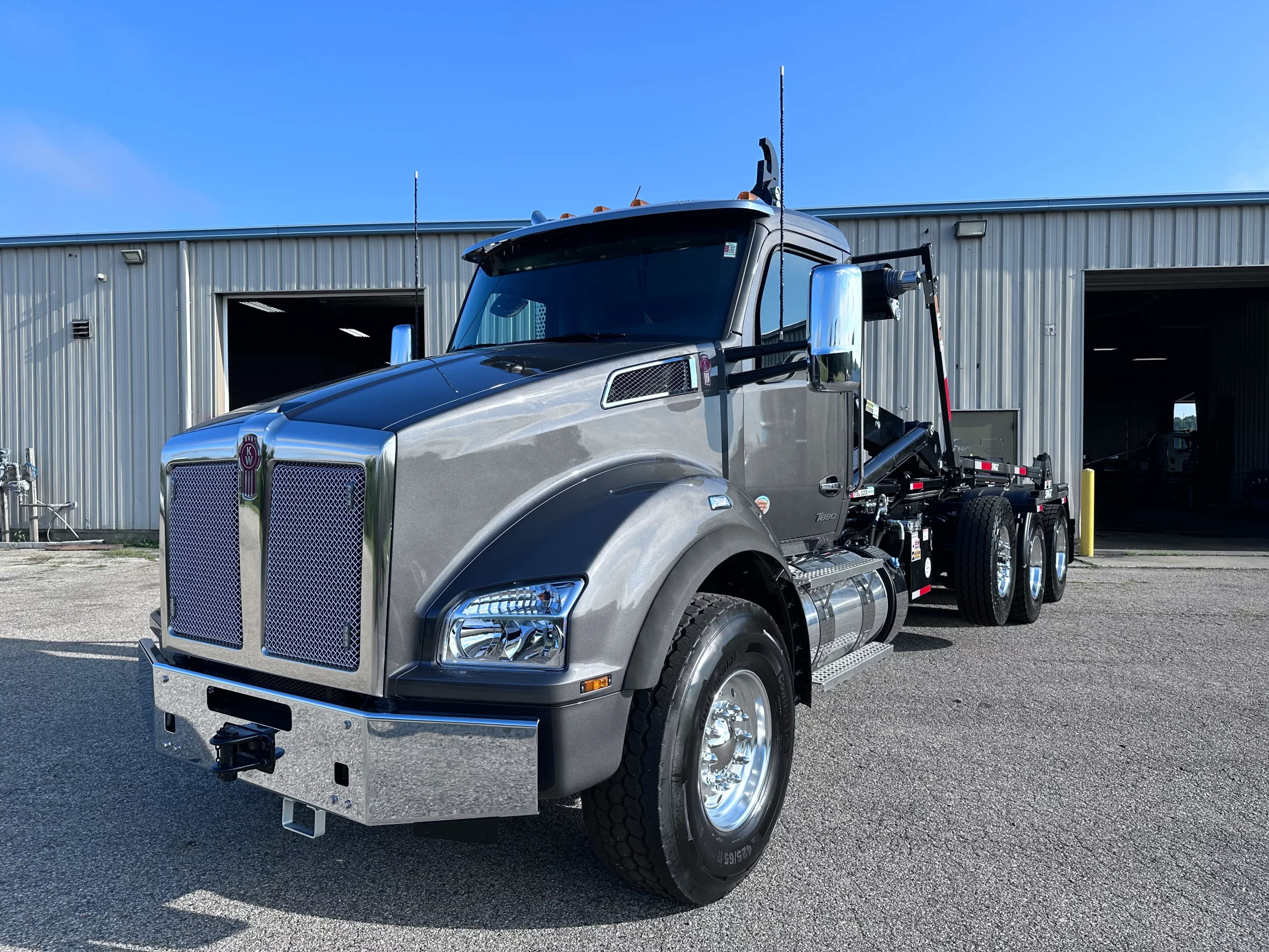 New 2025 KENWORTH T880 Hooklift Truck - image 3 of 6