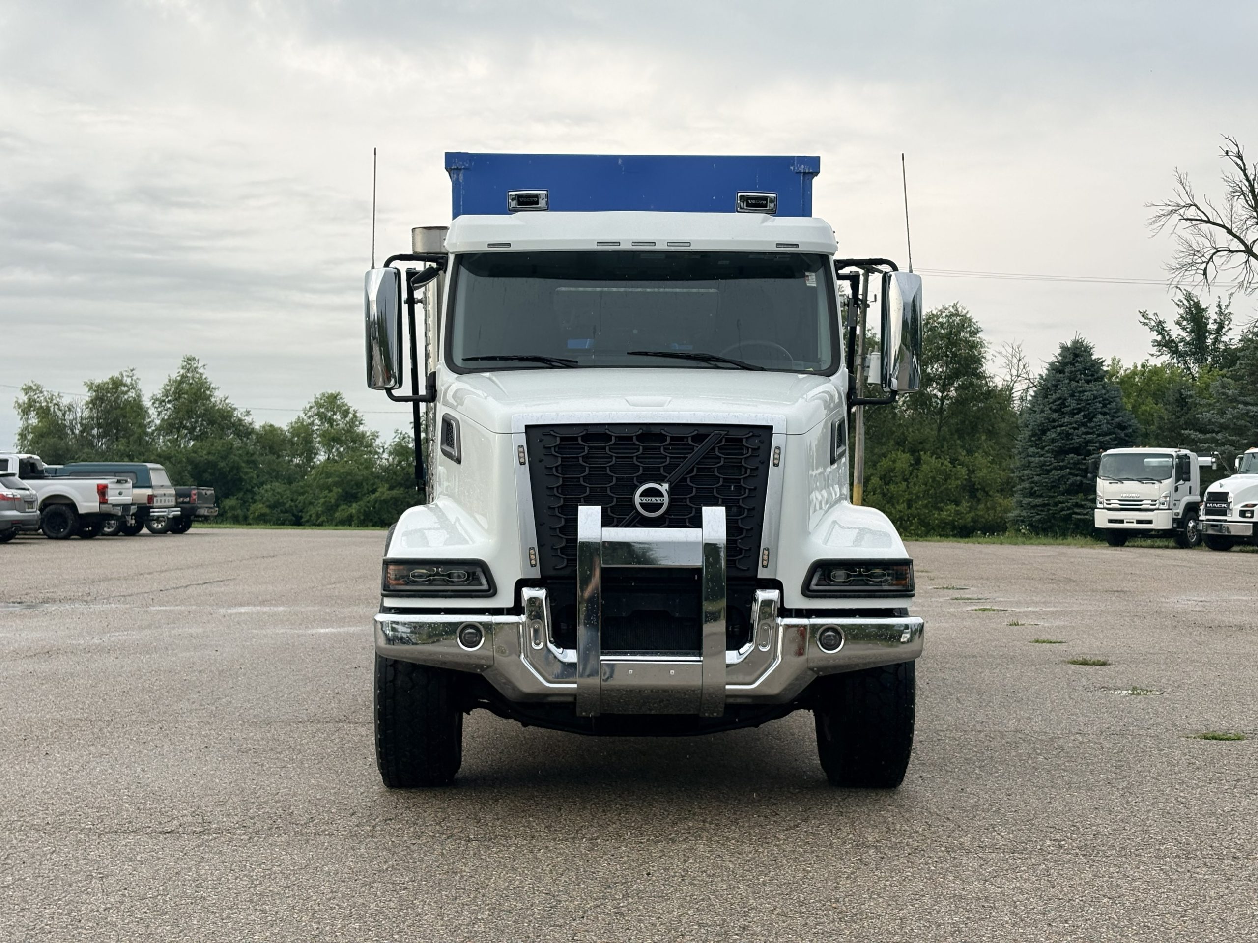 New 2025 Volvo Vhd Hooklift Truck New 2025 VOLVO VHD Hooklift Truck - image 2 of 6