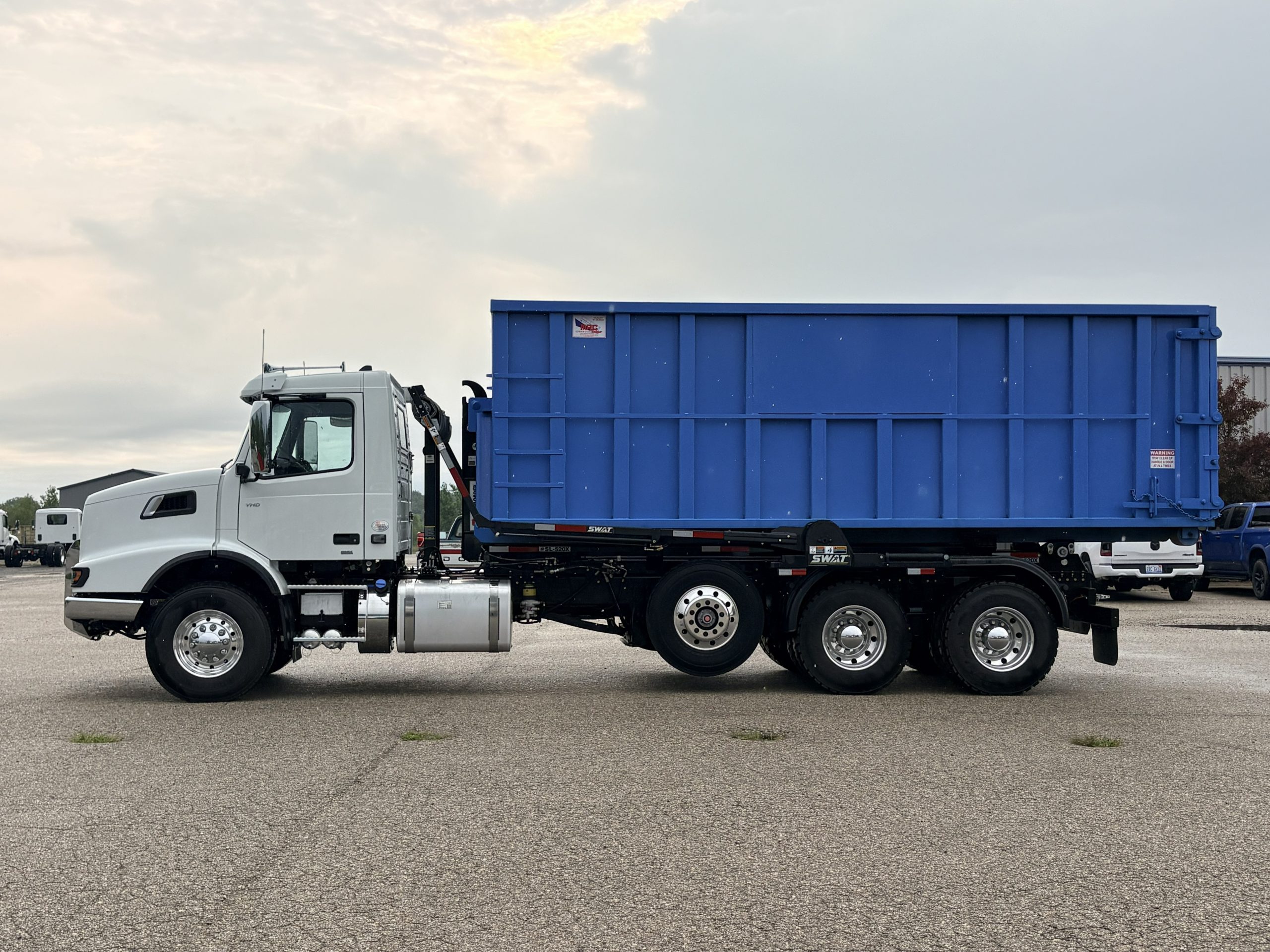 New 2025 Volvo Vhd Hooklift Truck New 2025 VOLVO VHD Hooklift Truck - image 5 of 6