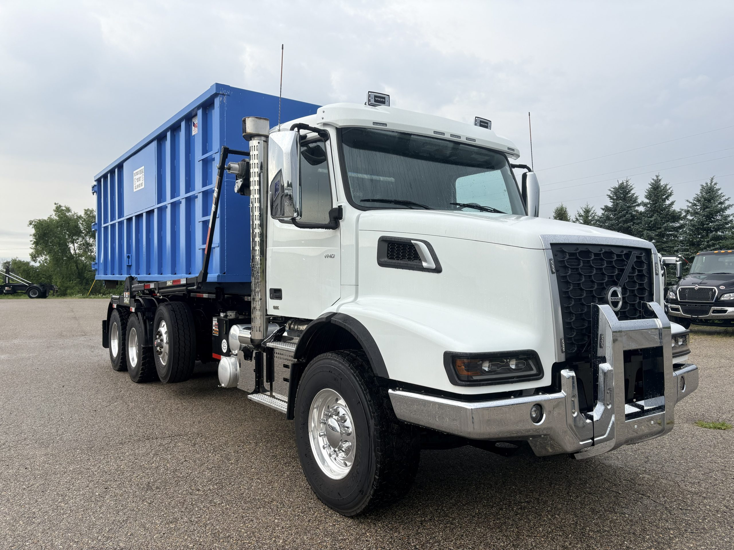 New 2025 Volvo Vhd Hooklift Truck New 2025 VOLVO VHD Hooklift Truck - image 3 of 6