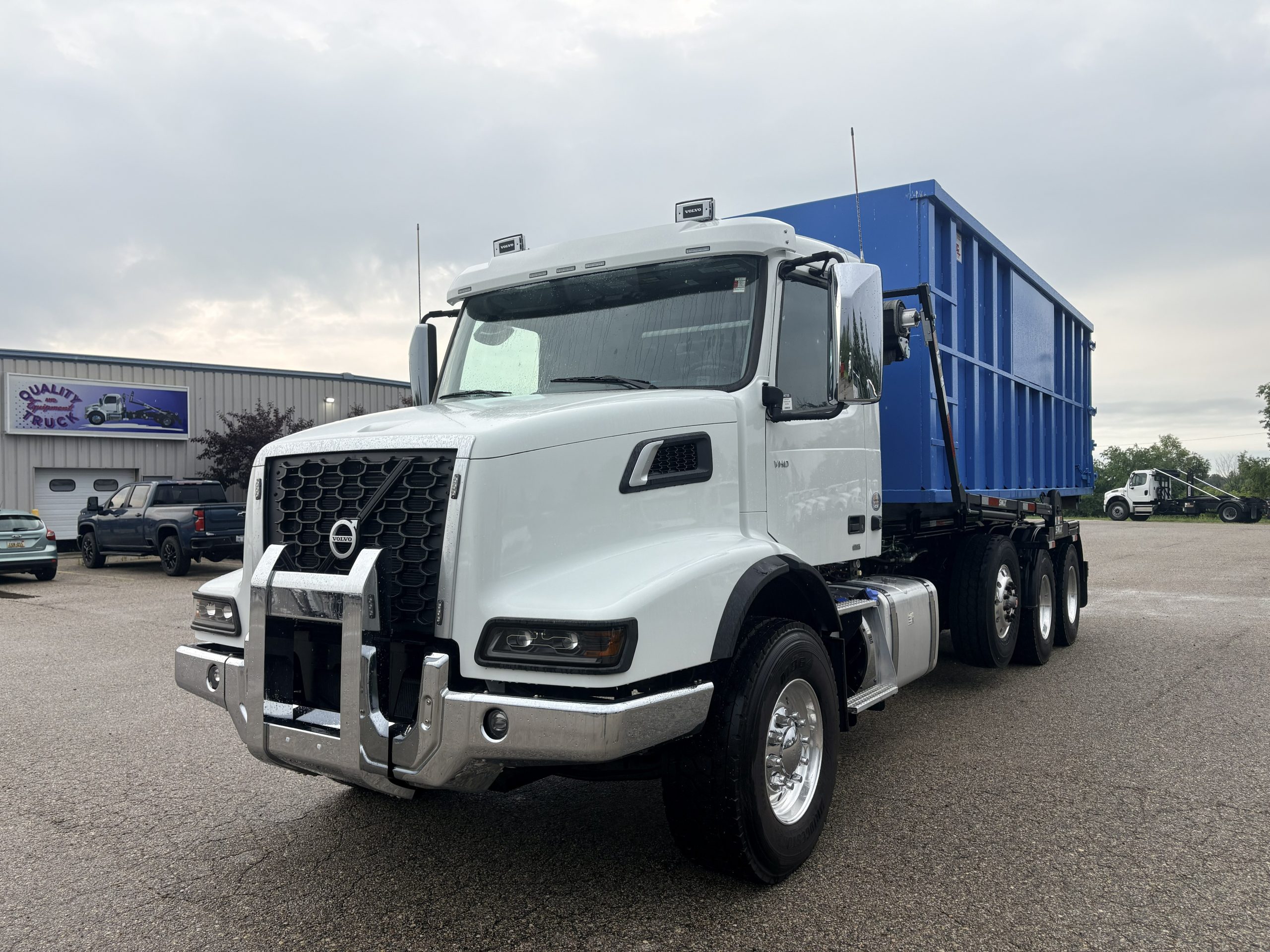 New 2025 Volvo Vhd Hooklift Truck New 2025 VOLVO VHD Hooklift Truck - image 1 of 6