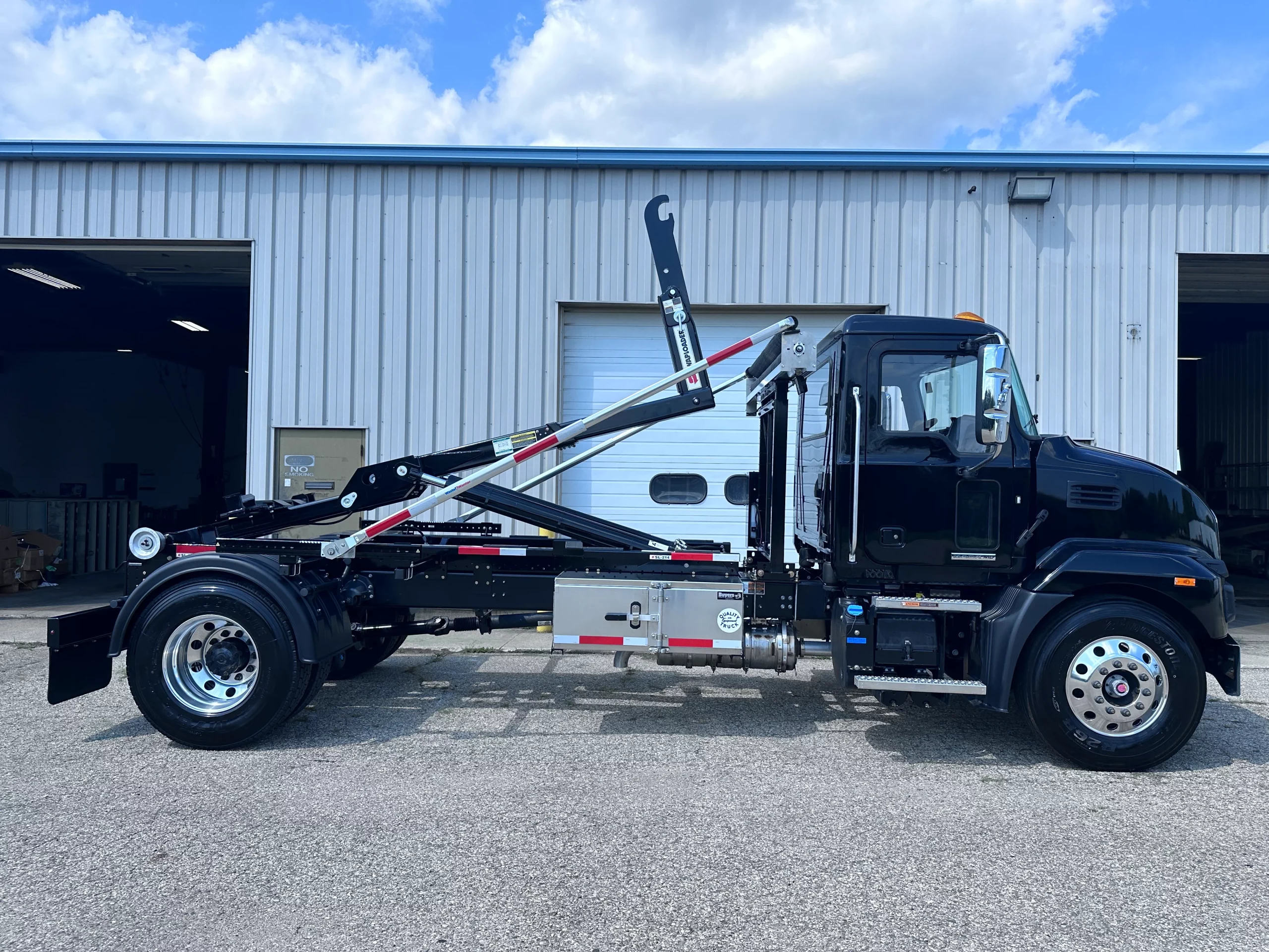 New 2025 MACK MD7 Hooklift Truck - image 4 of 6