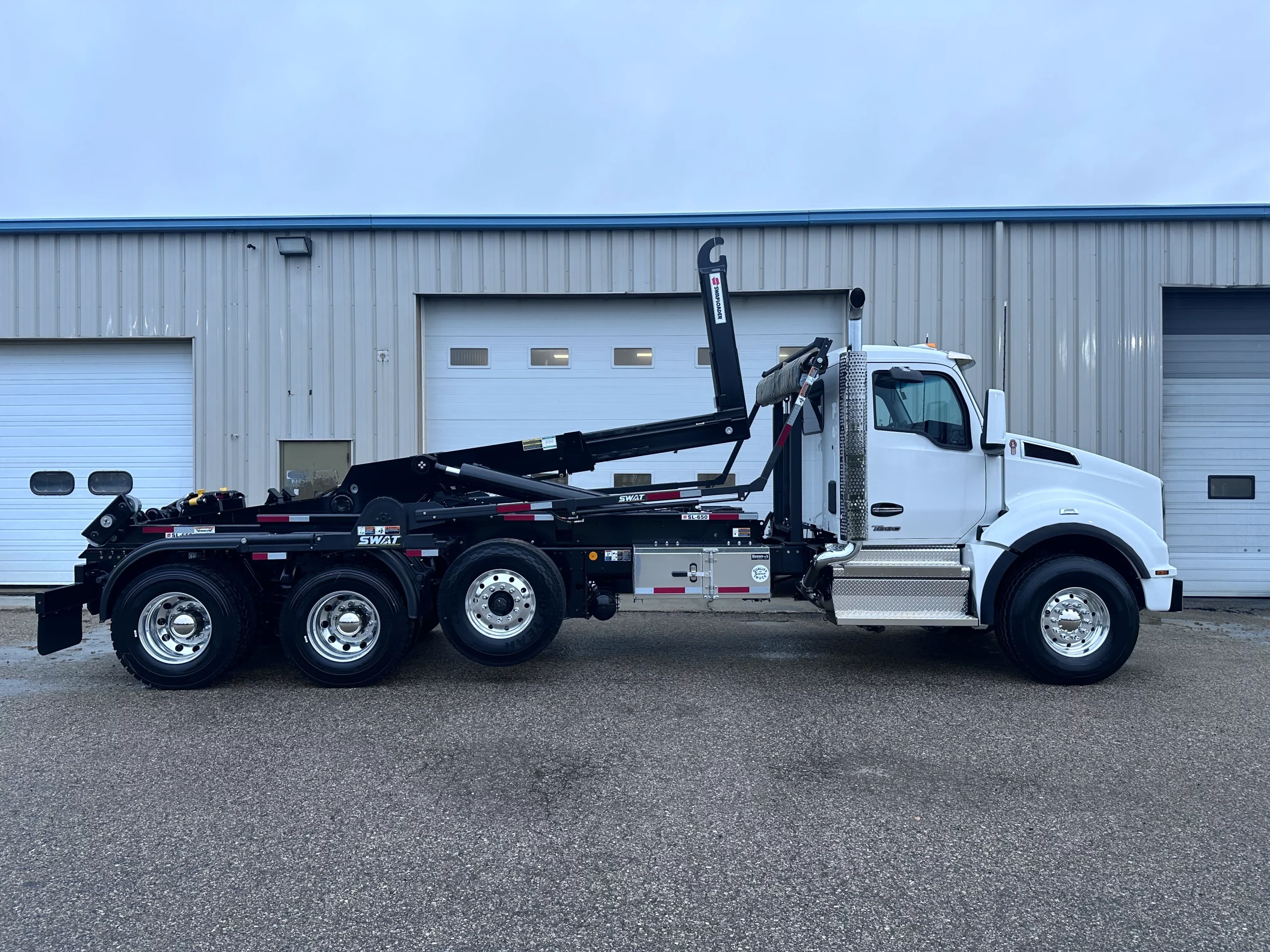 New White Kenworth T880 Hooklift Truck - image 4 of 6