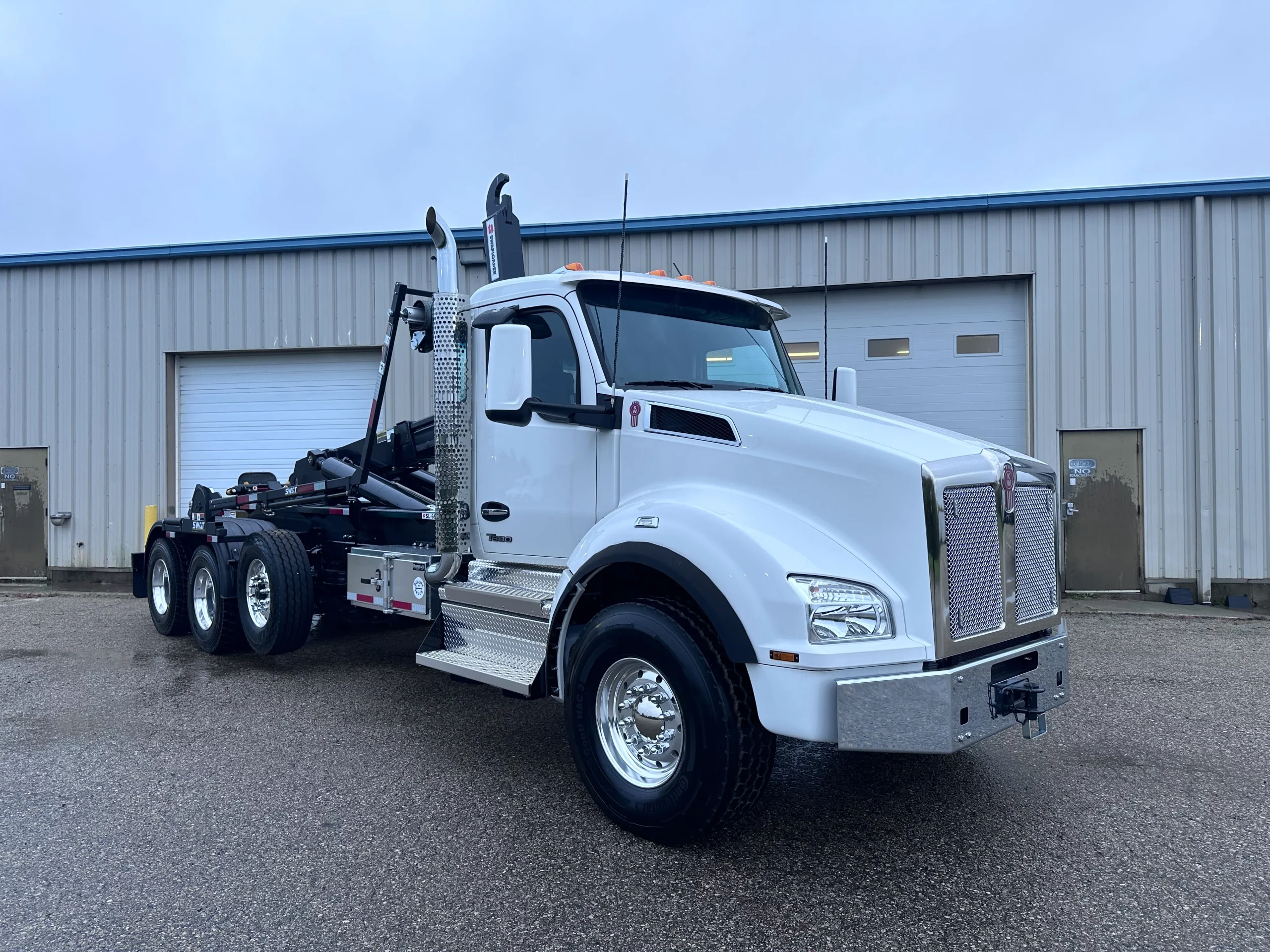 New White Kenworth T880 Hooklift Truck - image 1 of 6