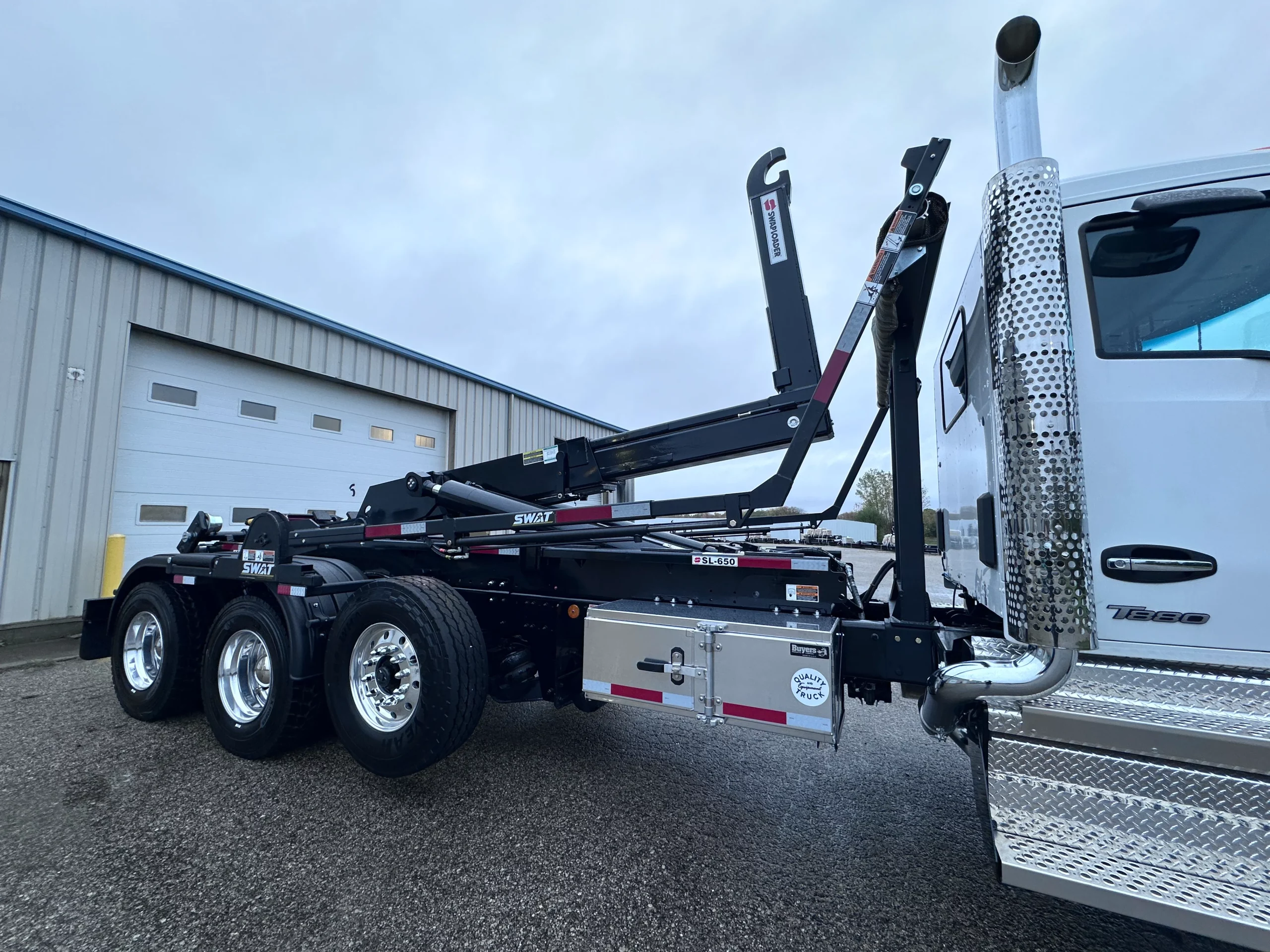 New White Kenworth T880 Hooklift Truck - image 6 of 6