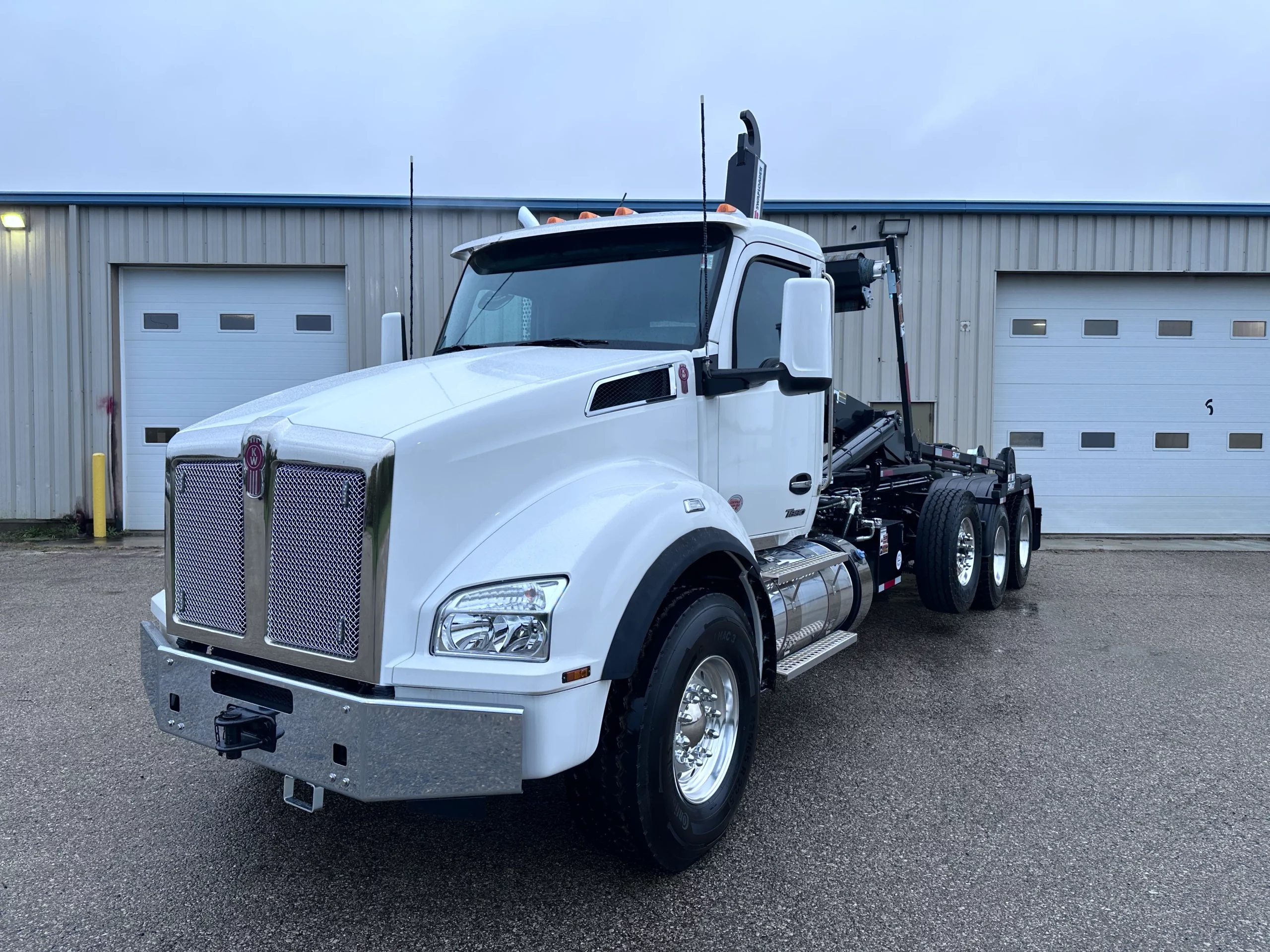 New White Kenworth T880 Hooklift Truck - image 3 of 6