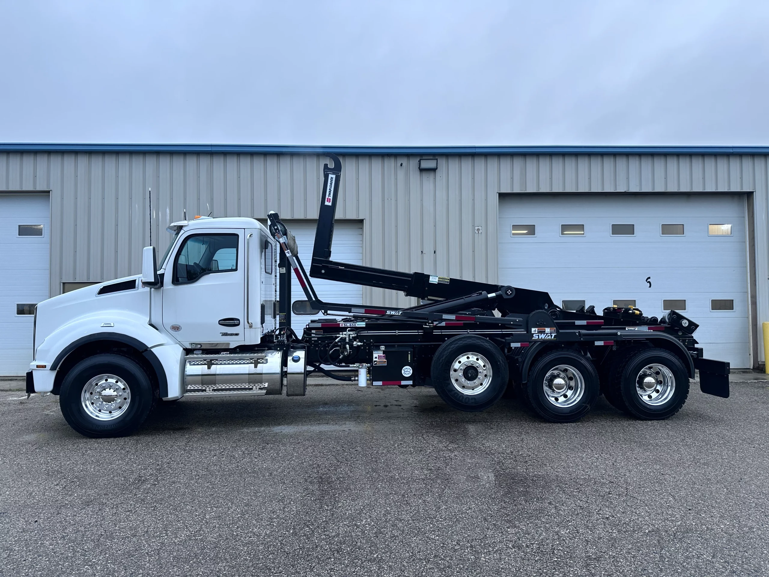 New White Kenworth T880 Hooklift Truck - image 5 of 6