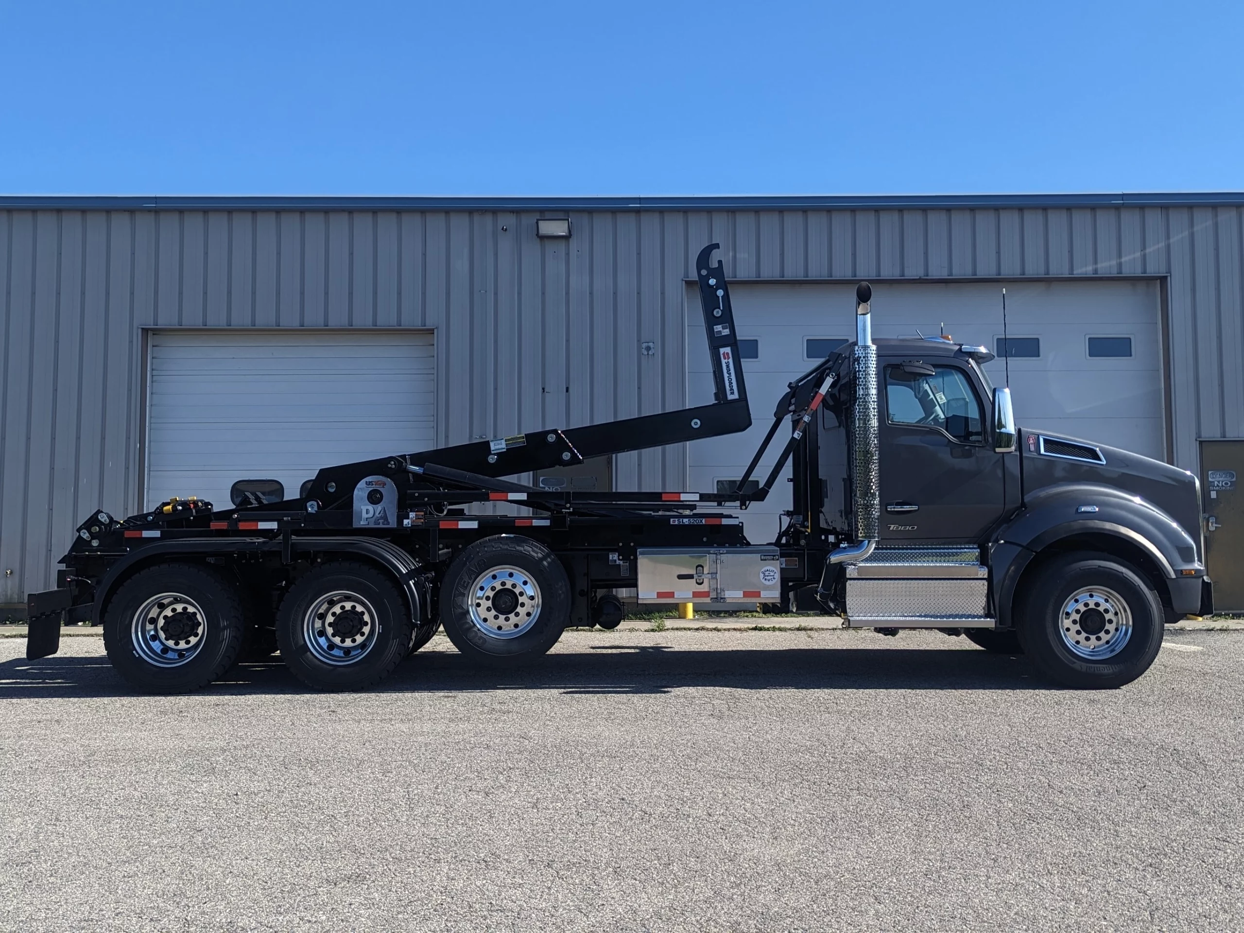New 2025 KENWORTH T880 Hooklift Truck - image 4 of 6
