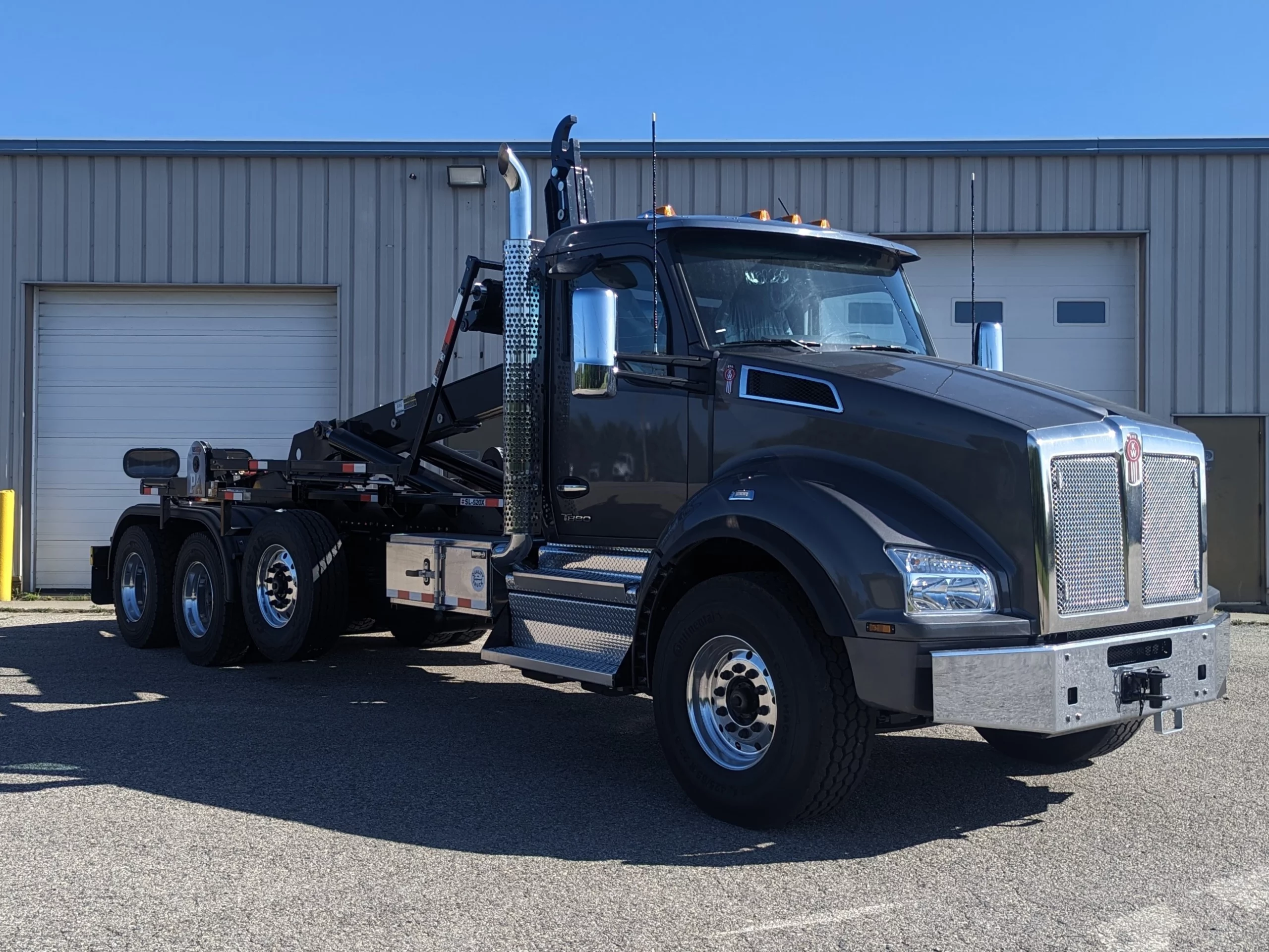 New 2025 KENWORTH T880 Hooklift Truck - image 1 of 6