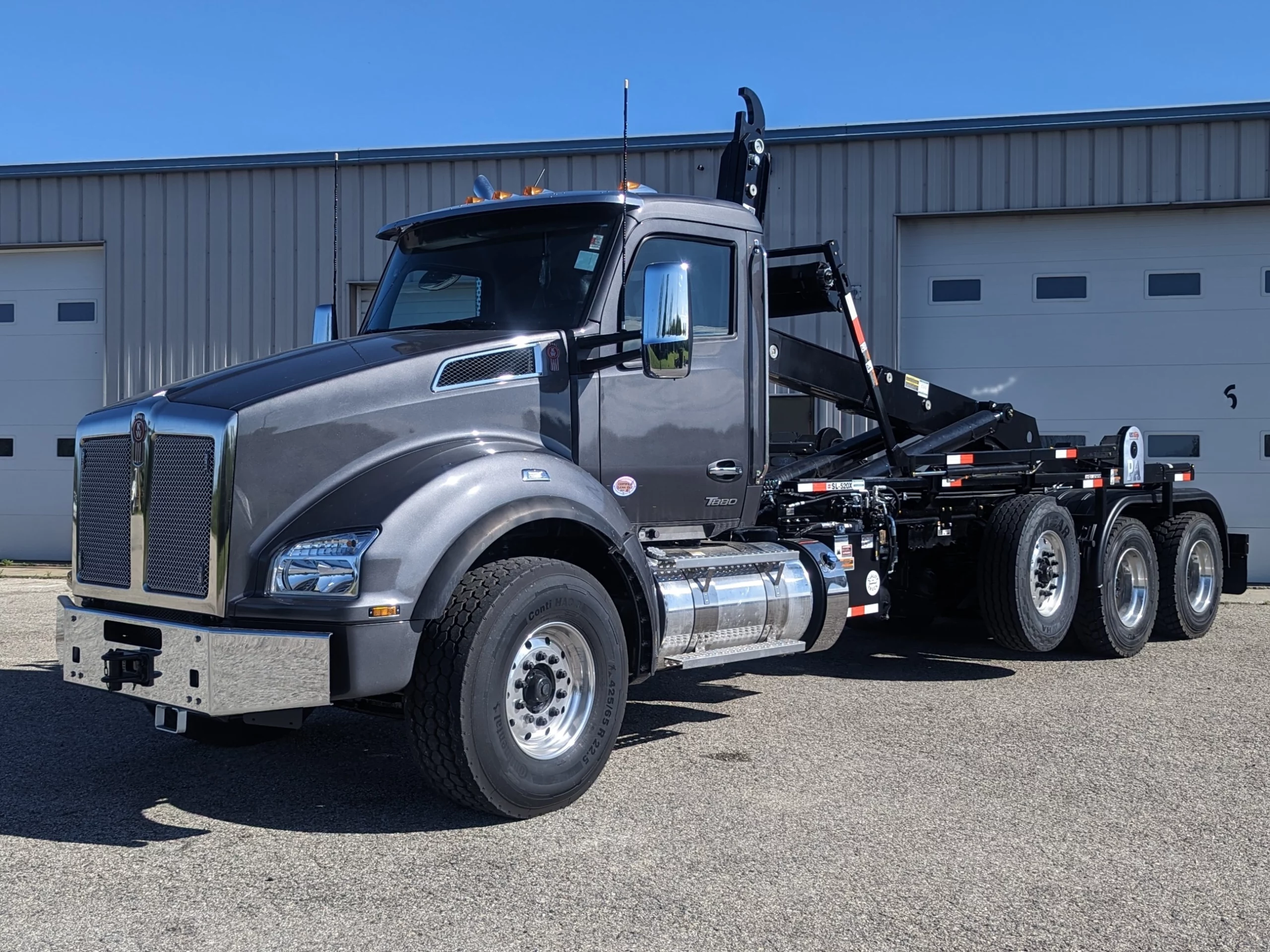New 2025 KENWORTH T880 Hooklift Truck - image 3 of 6
