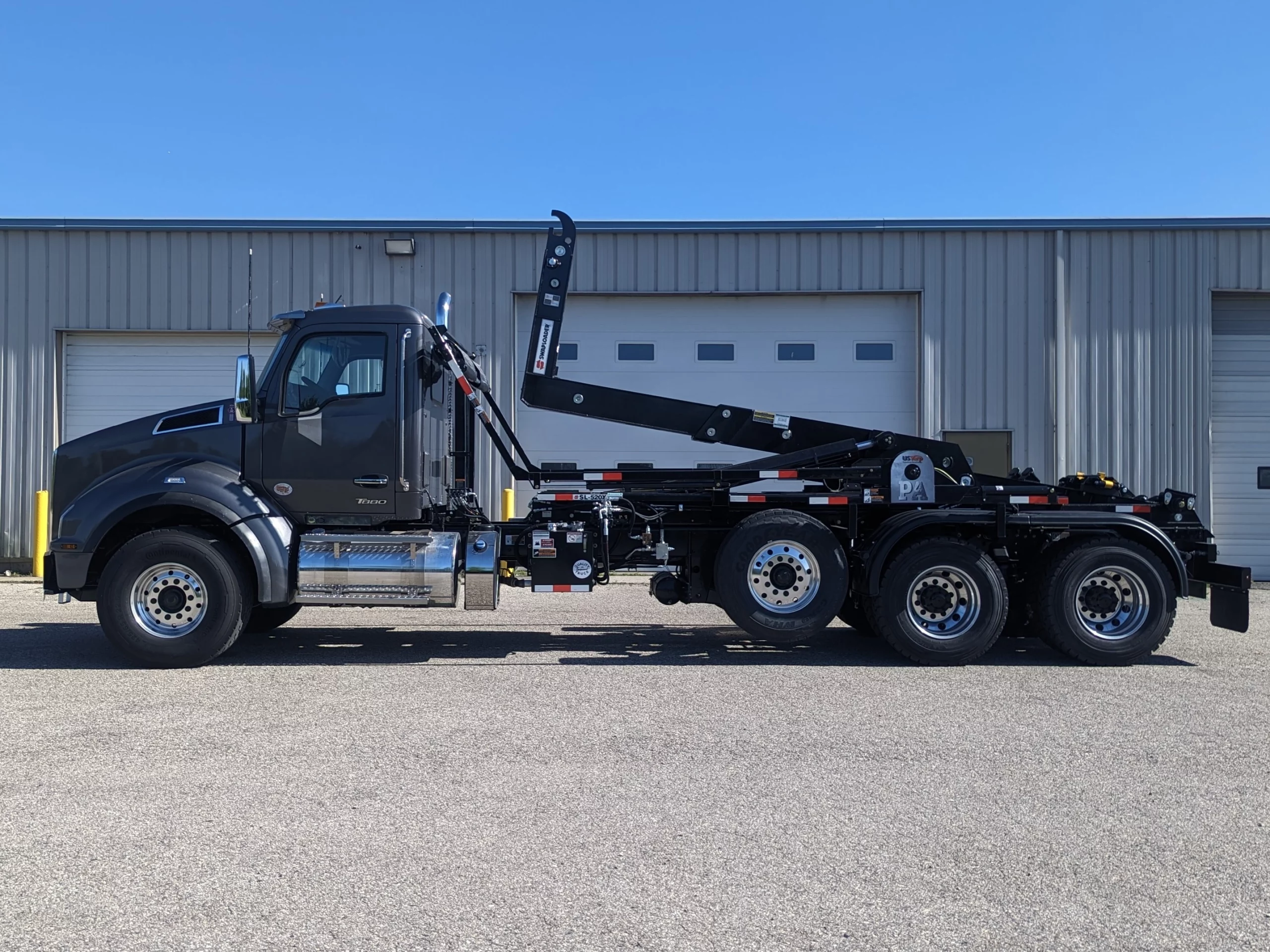New 2025 KENWORTH T880 Hooklift Truck - image 5 of 6
