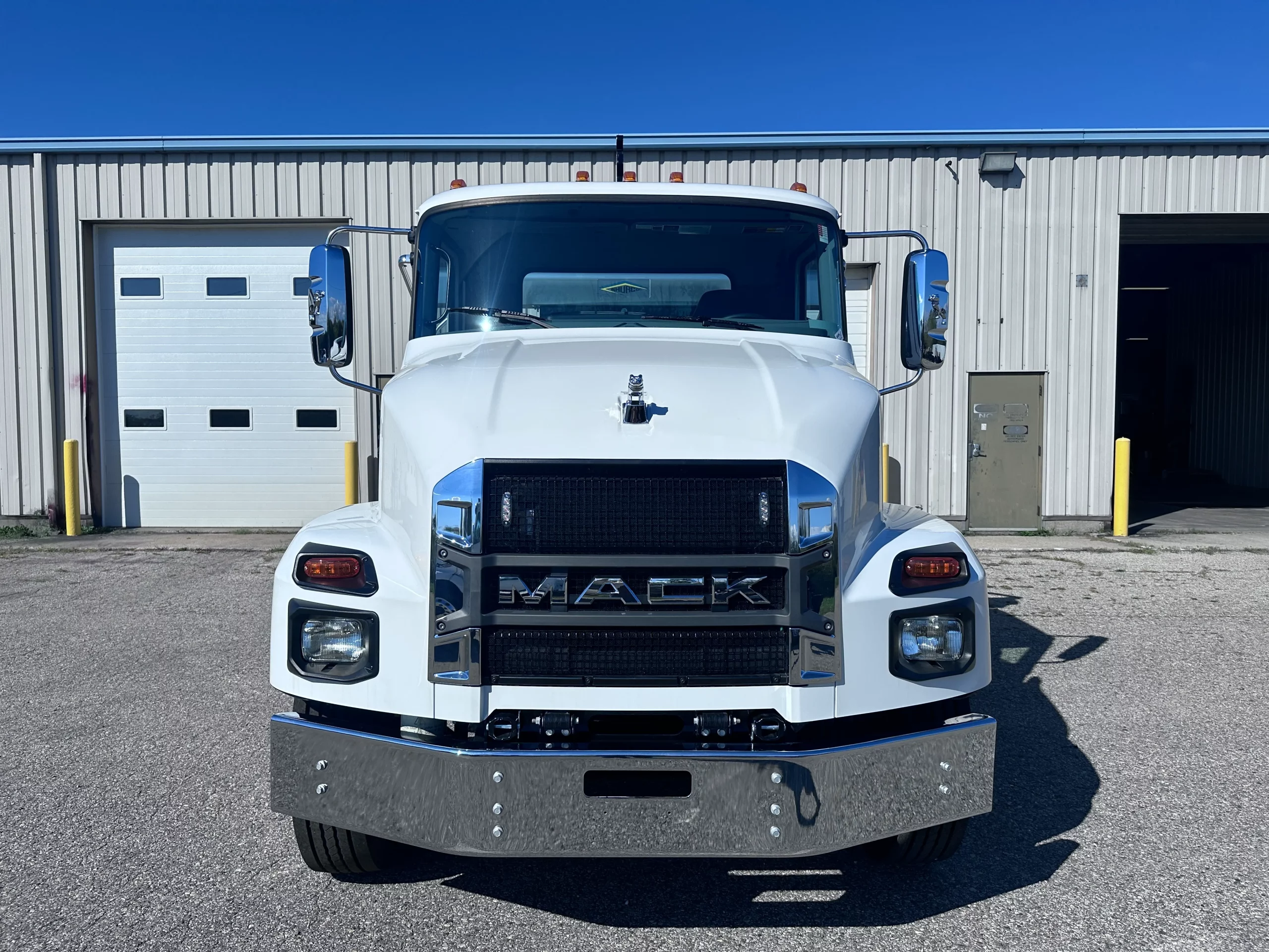 NEW 2025 Mack MD7 Hooklift Truck NEW 2025 Mack MD7 Hooklift Truck - image 2 of 6