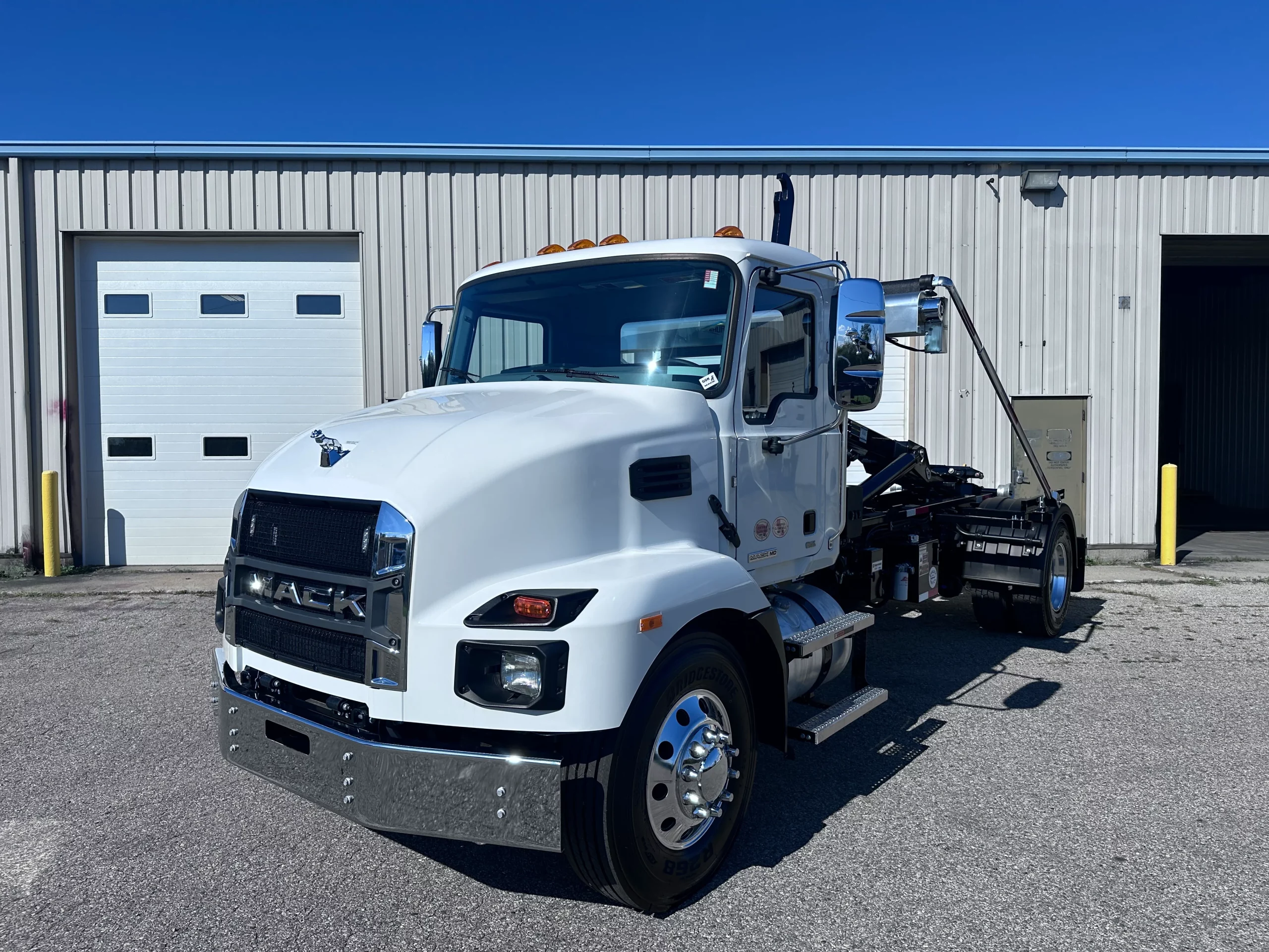 NEW 2025 Mack MD7 Hooklift Truck NEW 2025 Mack MD7 Hooklift Truck - image 3 of 6