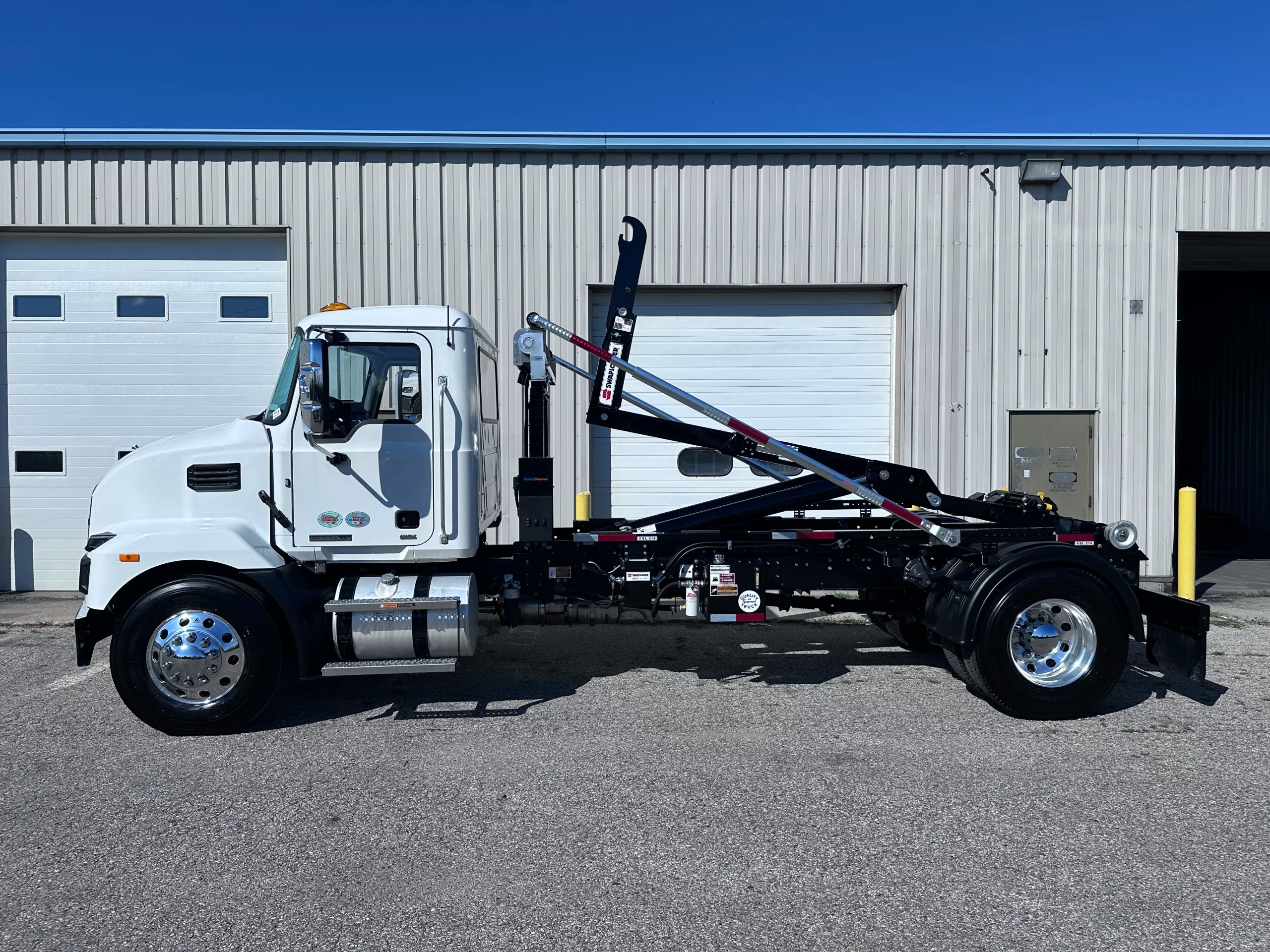 NEW 2025 Mack MD7 Hooklift Truck NEW 2025 Mack MD7 Hooklift Truck - image 5 of 6