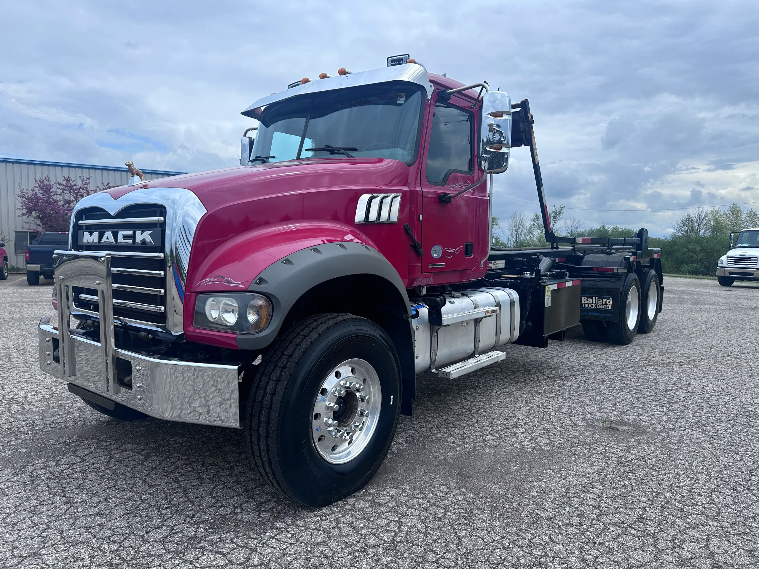USED 2020 Mack Granite Roll Off Truck - image 1 of 6