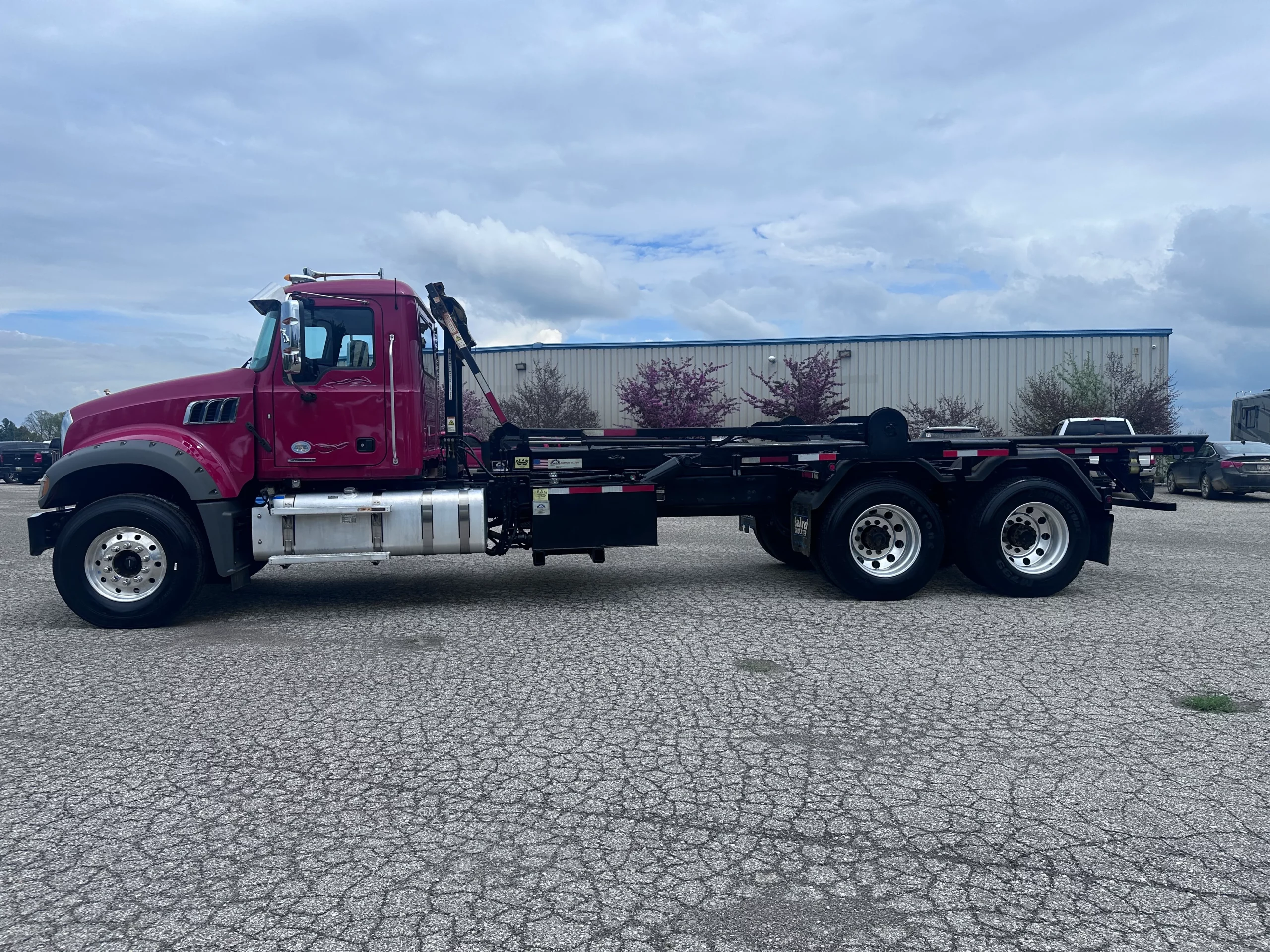 USED 2020 Mack Granite Roll Off Truck - image 5 of 6