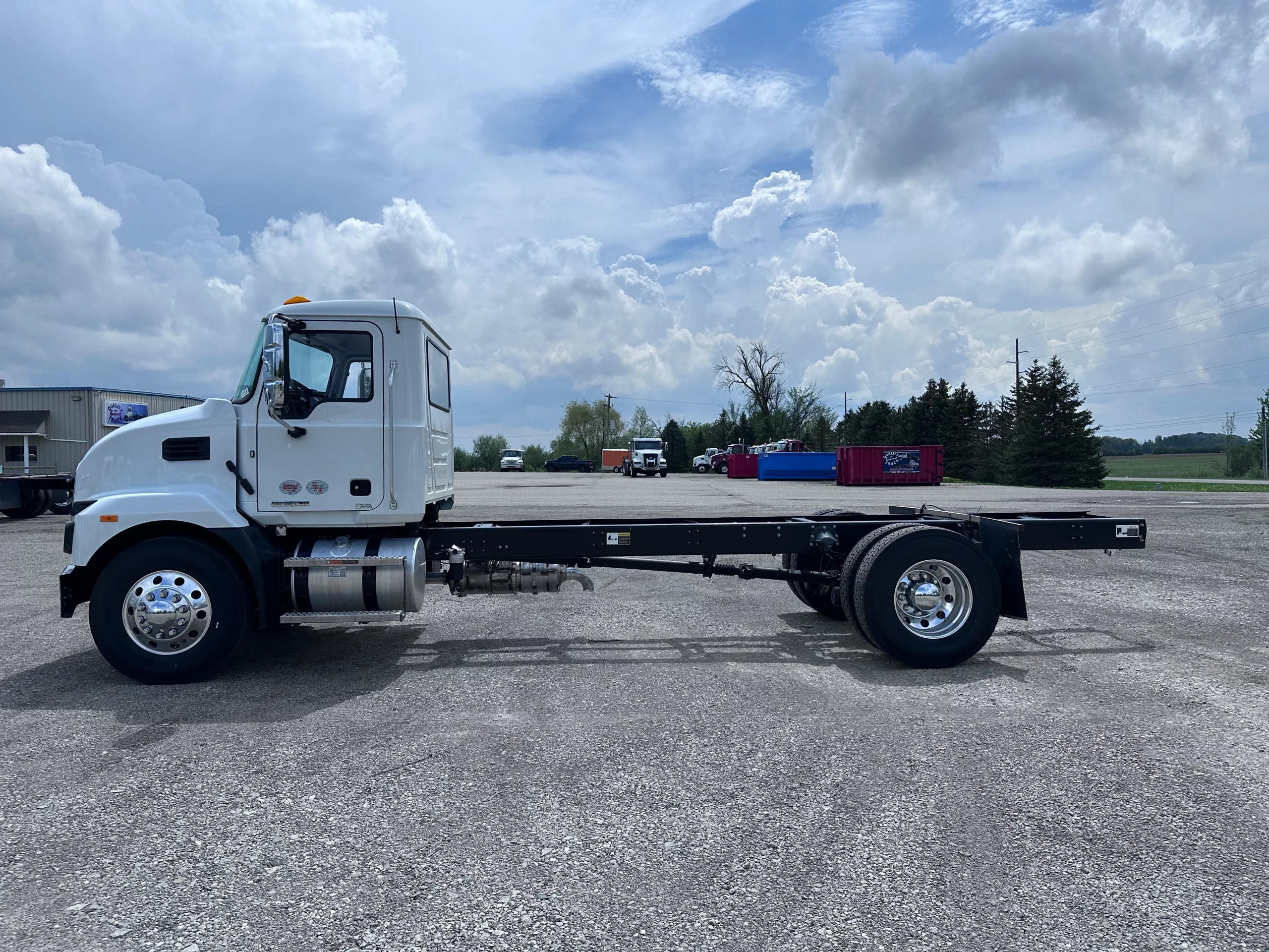 New 2026 Mack Md7 Hooklift Truck NEW 2026 Mack MD7 Hooklift Truck - image 5 of 6