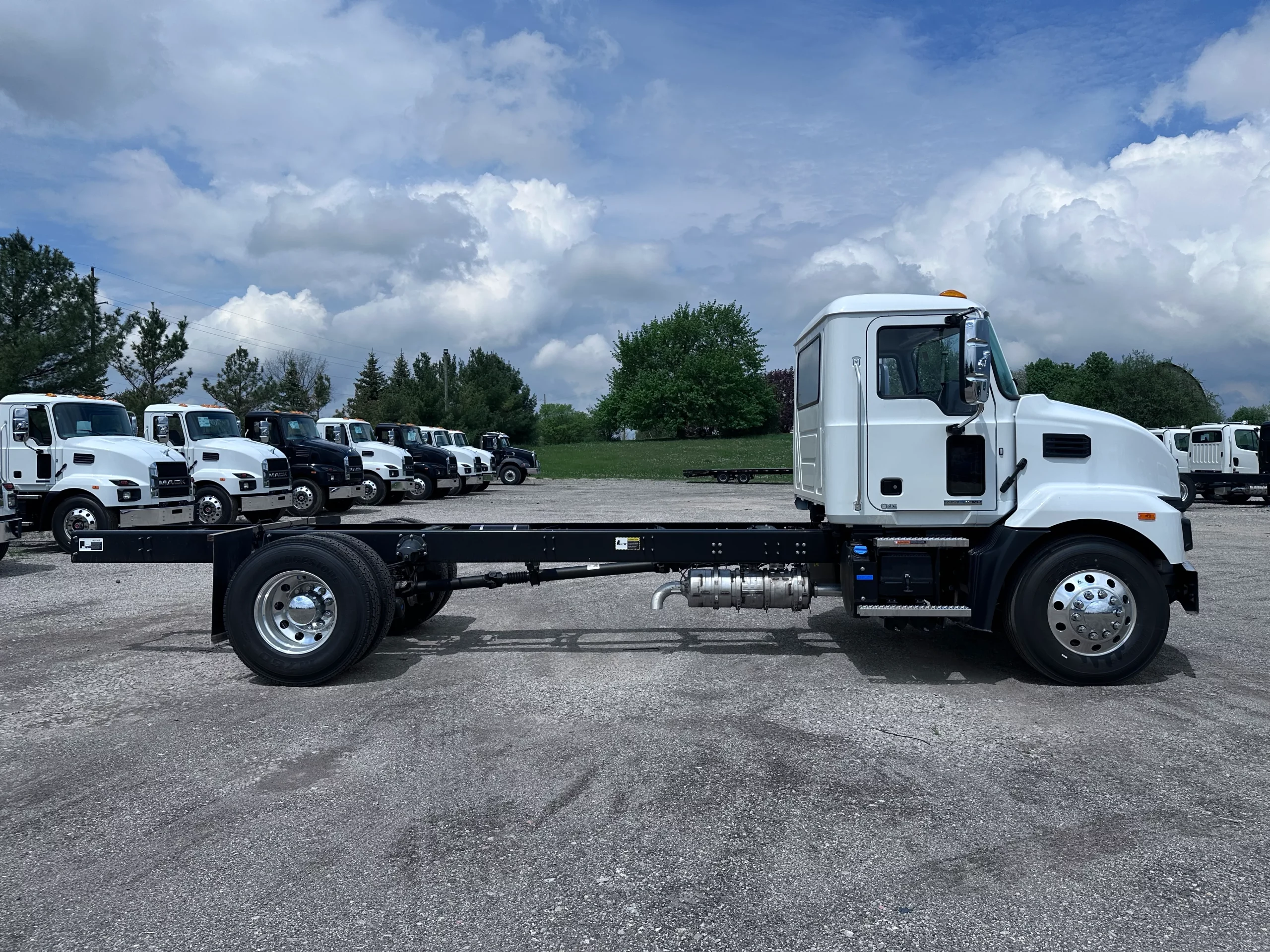 New 2026 Mack Md7 Hooklift Truck NEW 2026 Mack MD7 Hooklift Truck - image 4 of 6