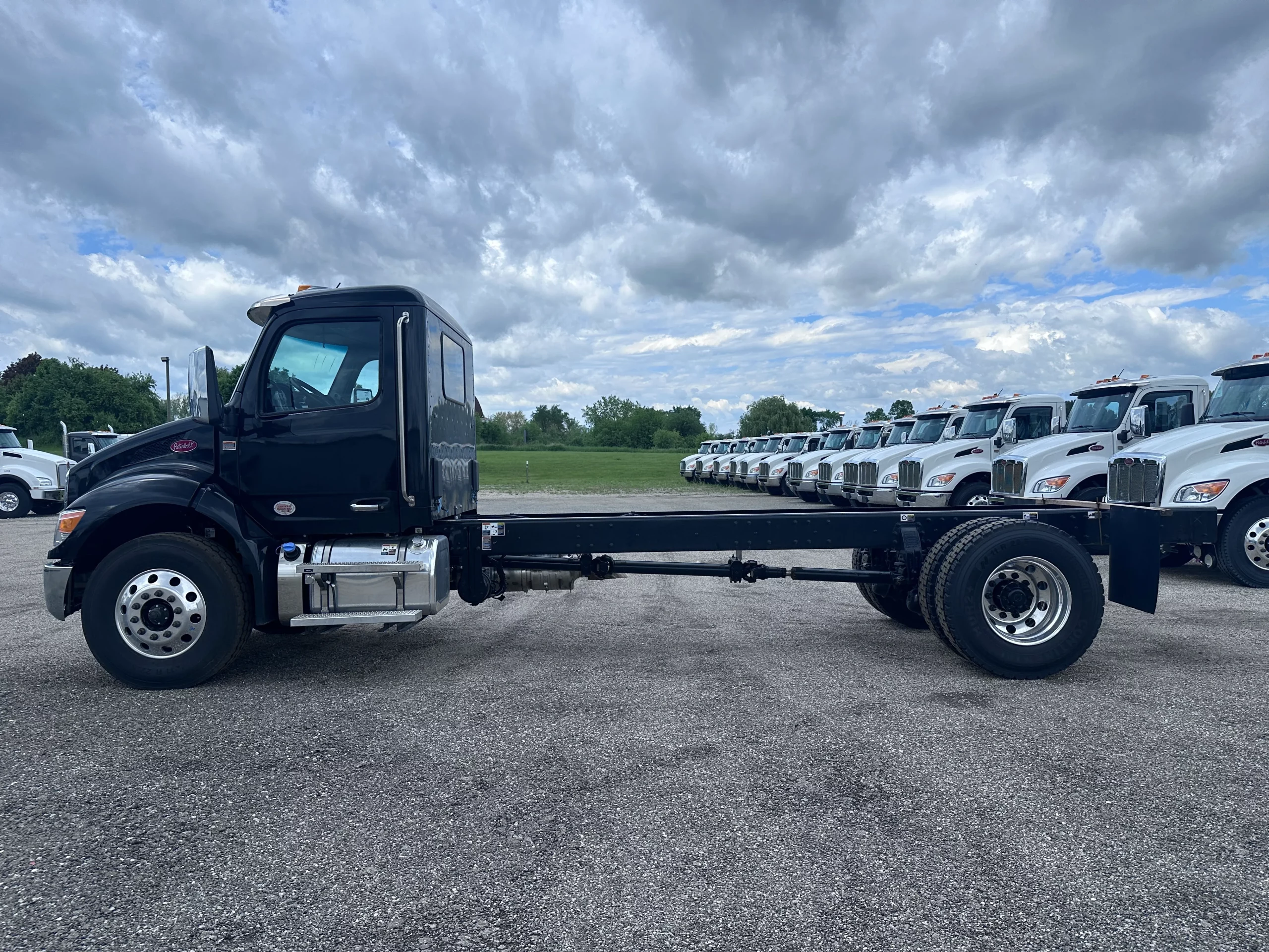 NEW 2026 Peterbilt 536 Hooklift Truck - image 5 of 6