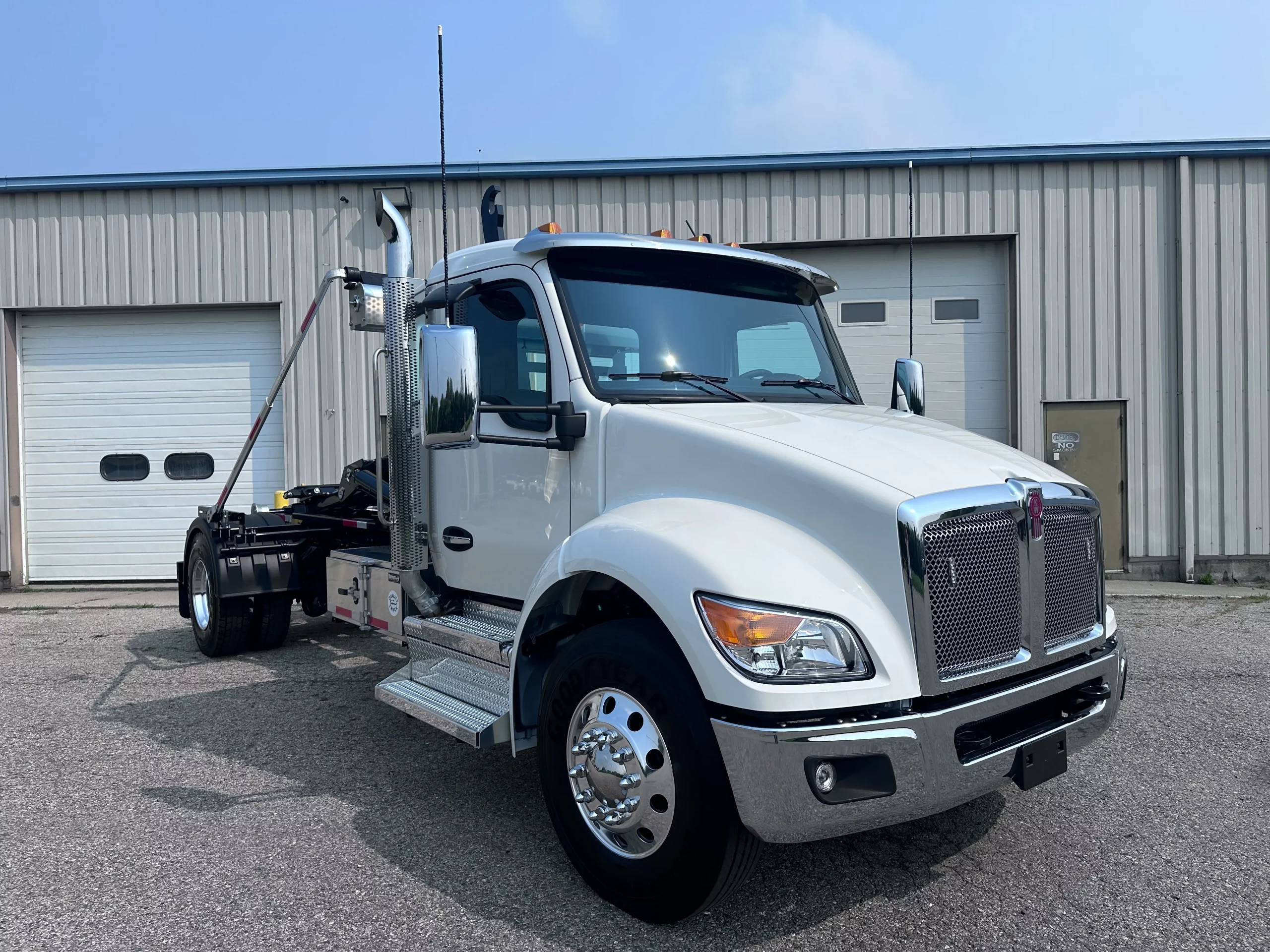 NEW 2026 Kenworth T280 Hooklift Truck - image 1 of 6