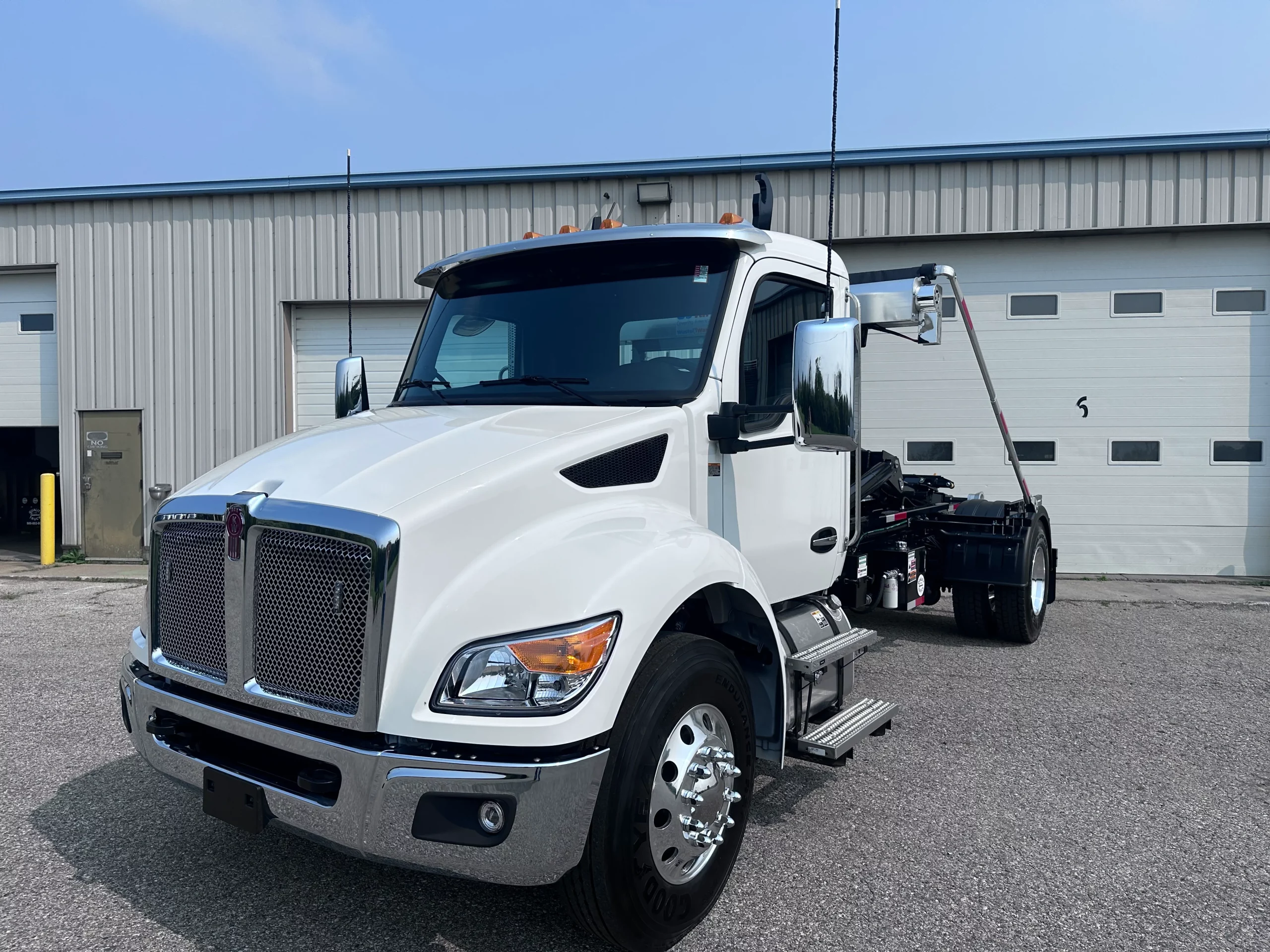 NEW 2026 Kenworth T280 Hooklift Truck - image 3 of 6