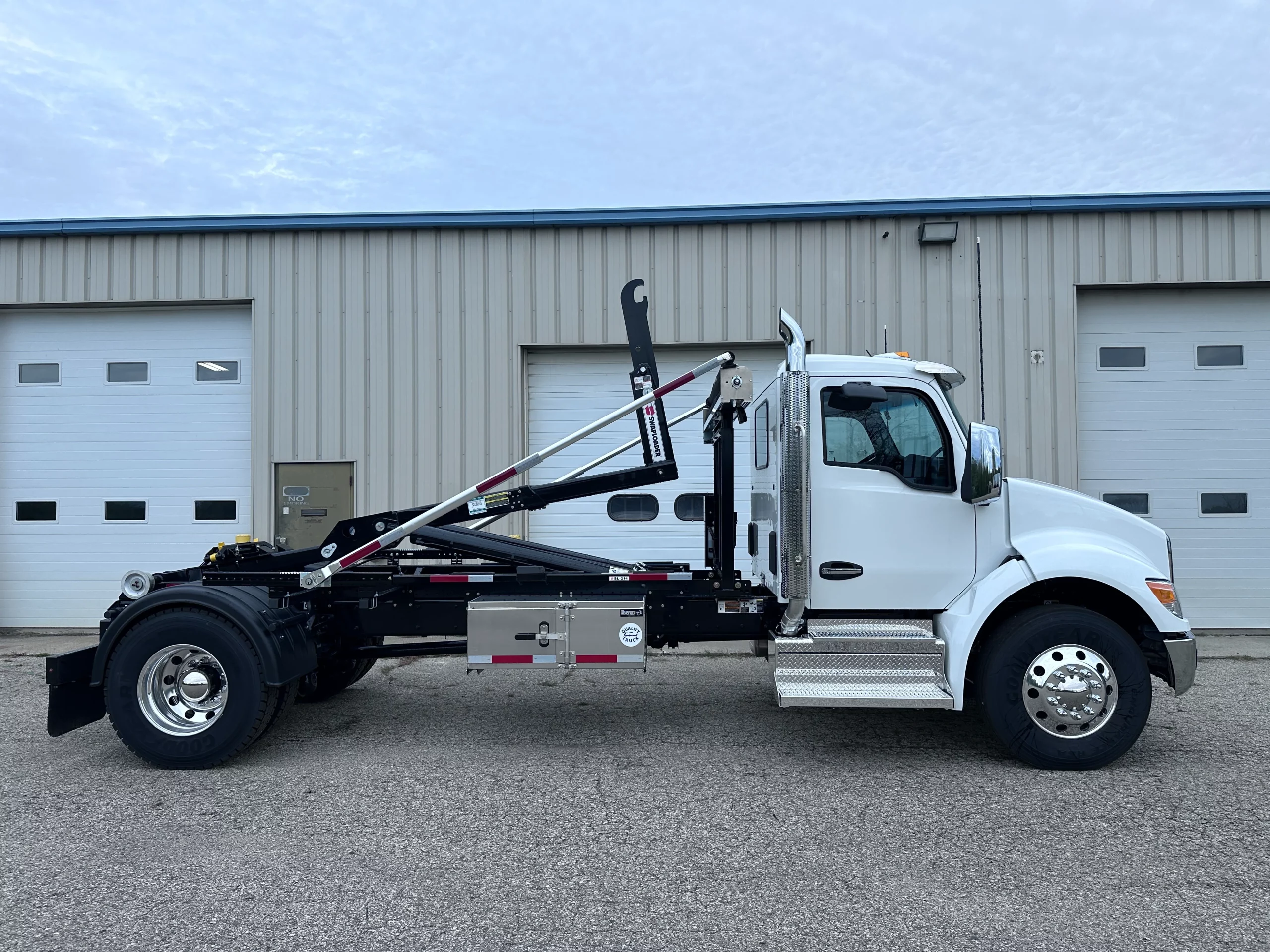 NEW 2026 Kenworth T280 Hooklift Truck NEW 2026 Kenworth T280 Hooklift Truck - image 4 of 6