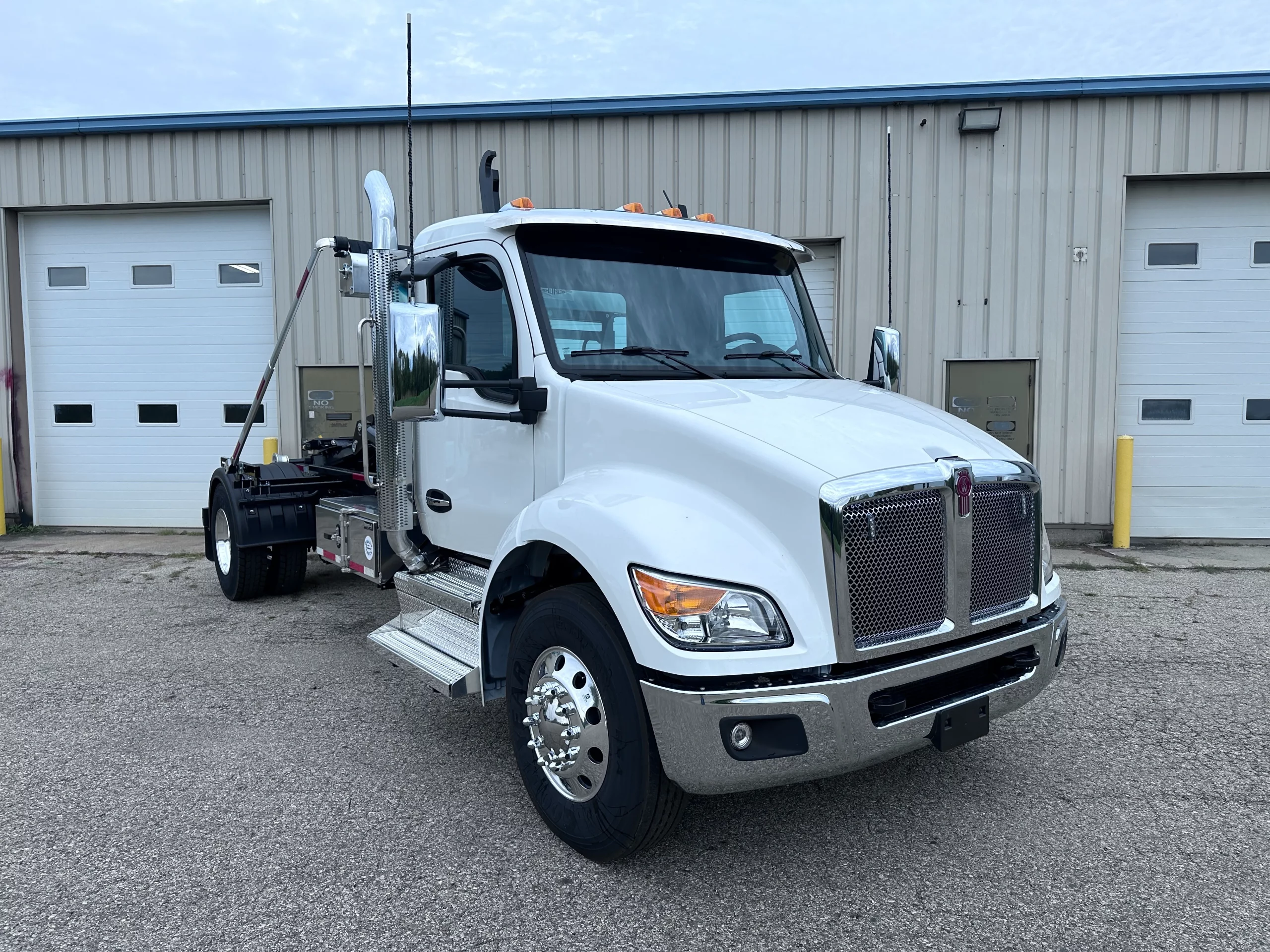 NEW 2026 Kenworth T280 Hooklift Truck NEW 2026 Kenworth T280 Hooklift Truck - image 1 of 6