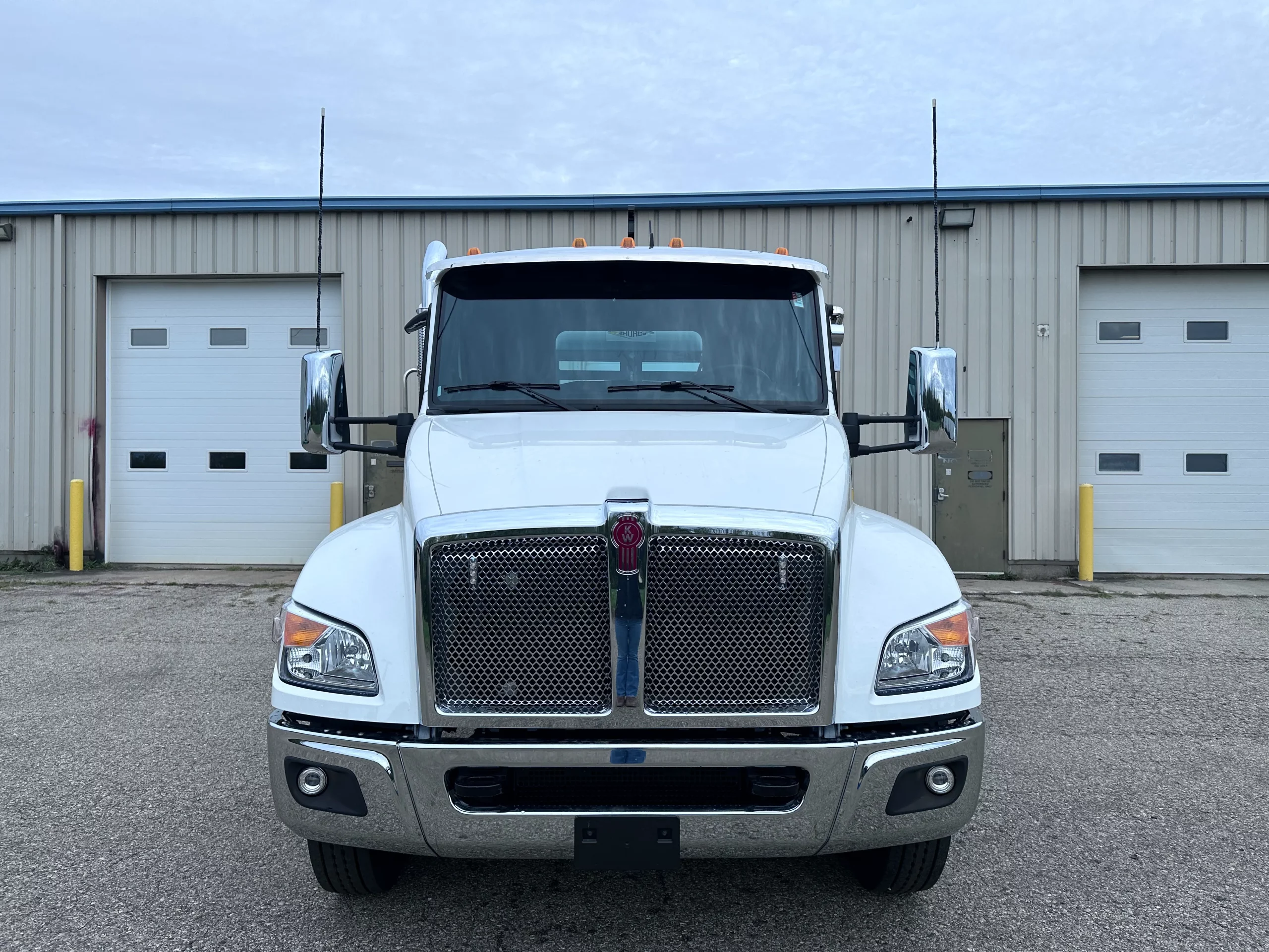 NEW 2026 Kenworth T280 Hooklift Truck NEW 2026 Kenworth T280 Hooklift Truck - image 2 of 6
