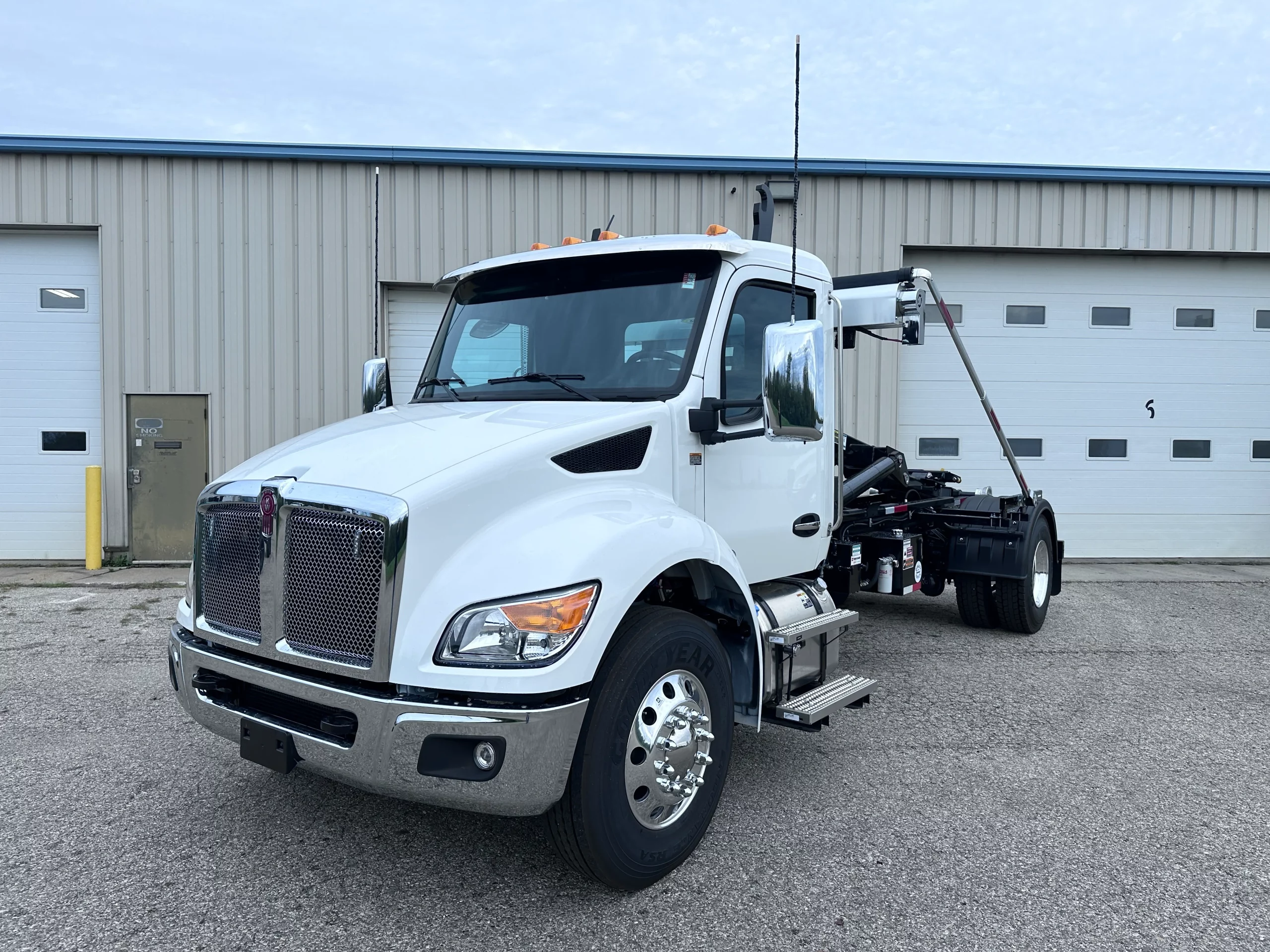 NEW 2026 Kenworth T280 Hooklift Truck NEW 2026 Kenworth T280 Hooklift Truck - image 3 of 6