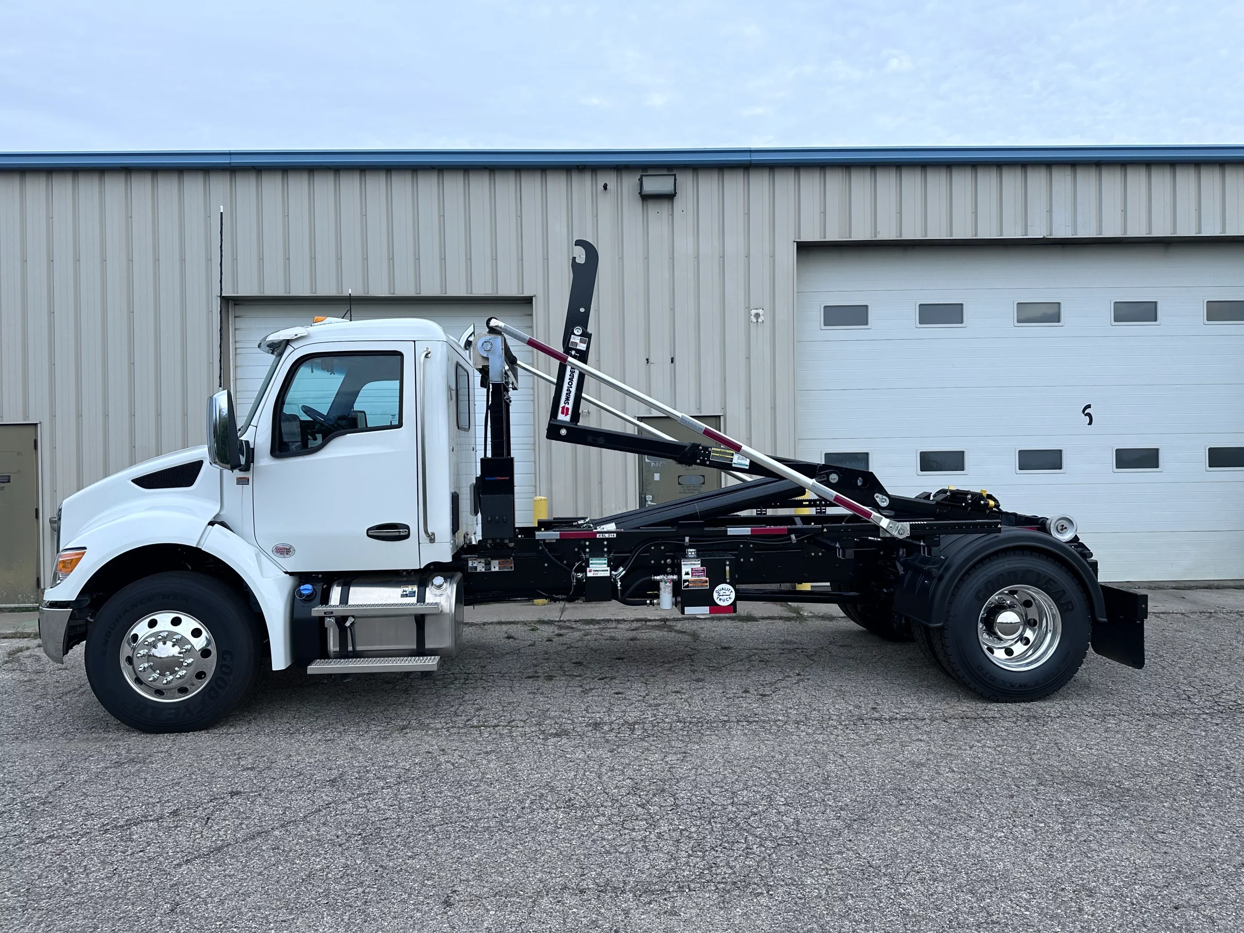 NEW 2026 Kenworth T280 Hooklift Truck NEW 2026 Kenworth T280 Hooklift Truck - image 5 of 6