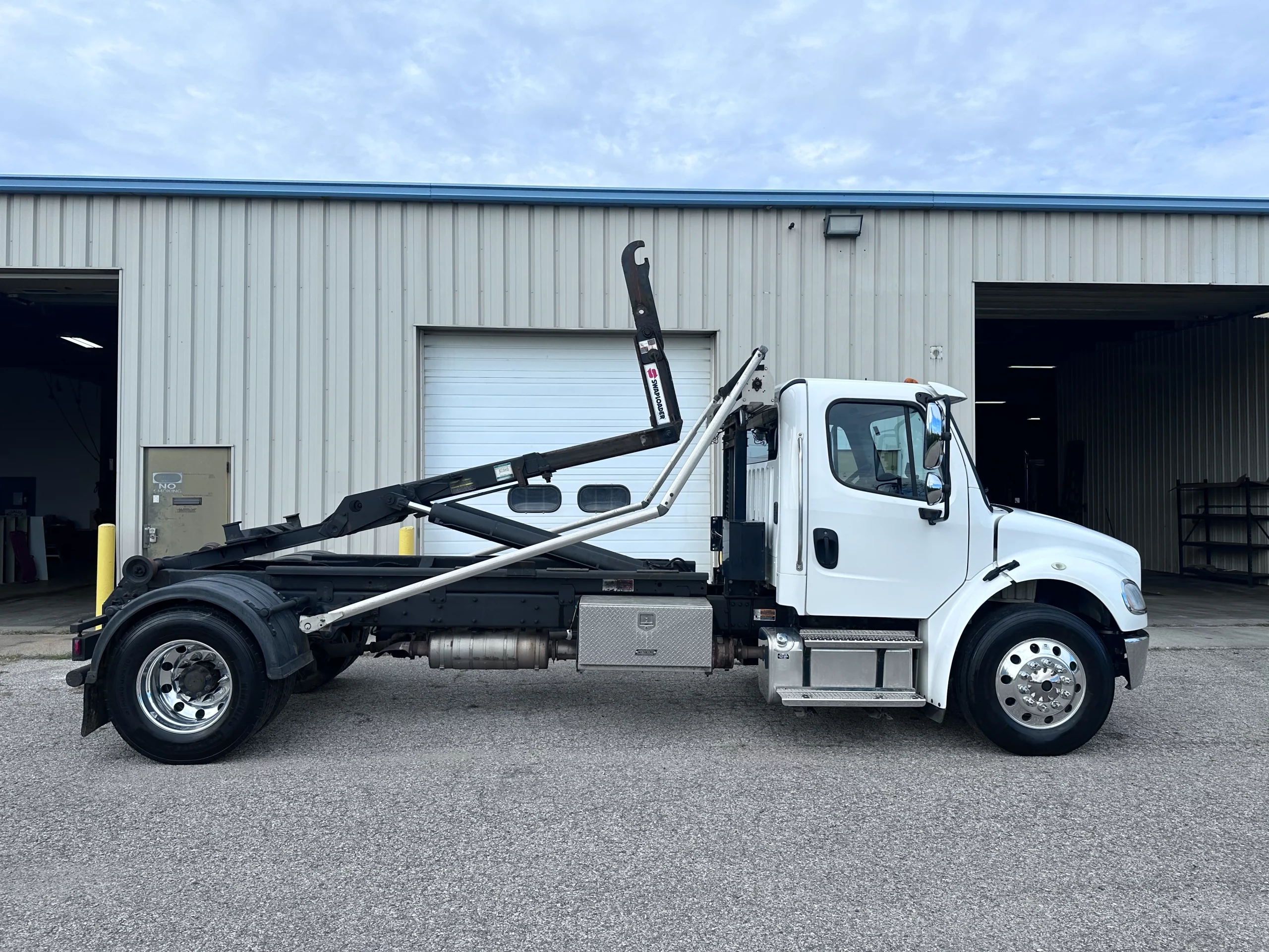USED 2017 Freightliner M2 Hooklift Truck USED 2017 Freightliner M2 Hooklift Truck - image 4 of 6