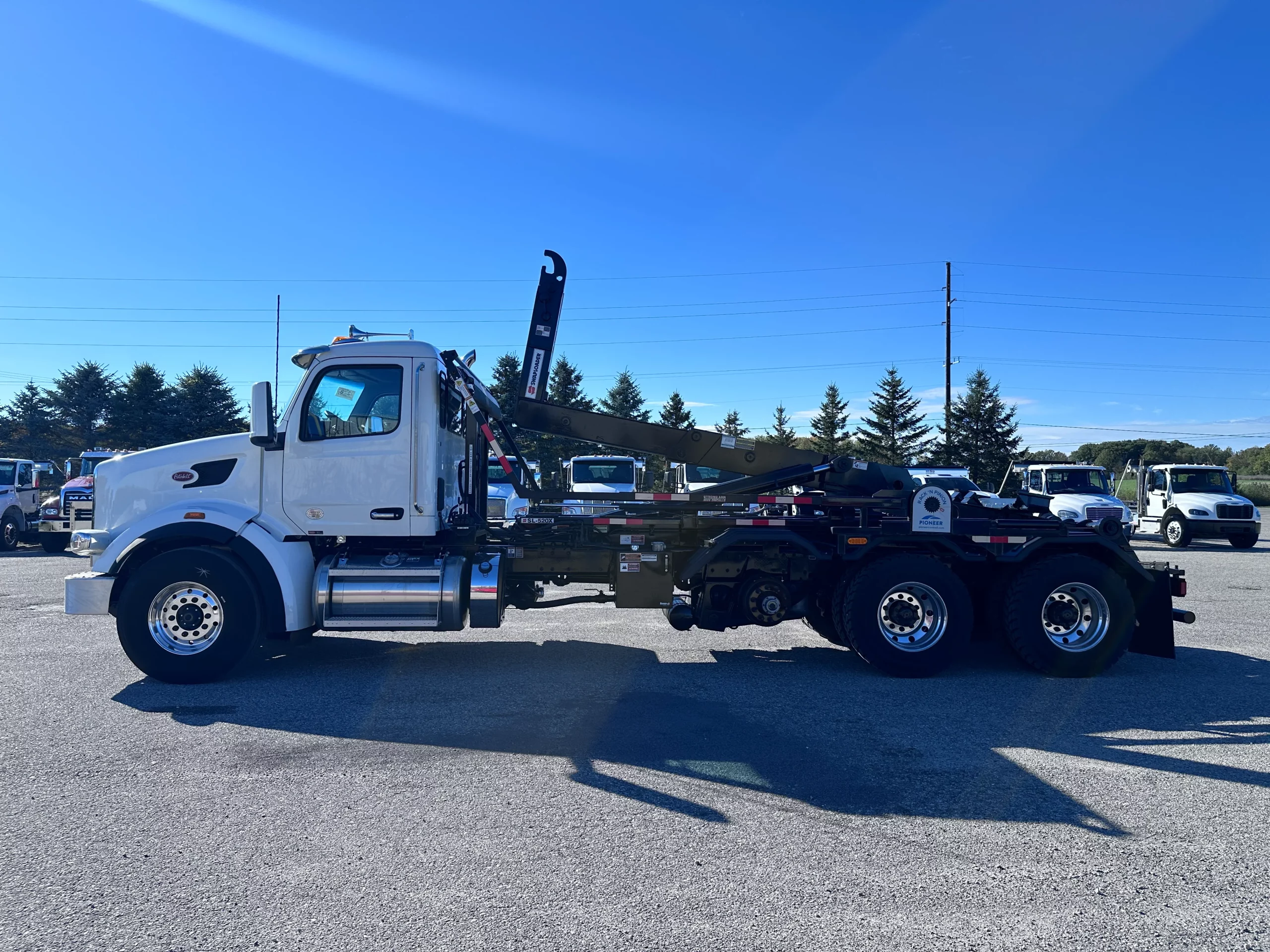 NEW 2024 Peterbilt 567 Hooklift Truck NEW 2024 Peterbilt 567 Hooklift Truck - image 5 of 6