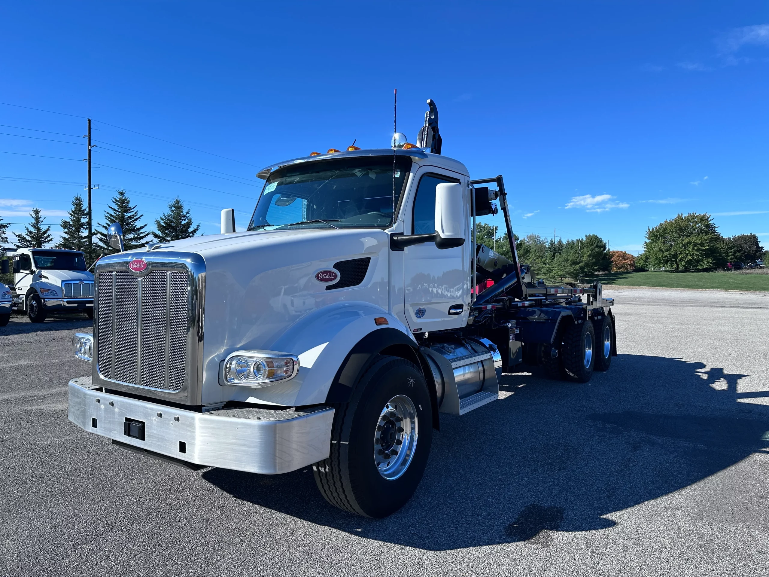 NEW 2024 Peterbilt 567 Hooklift Truck NEW 2024 Peterbilt 567 Hooklift Truck - image 3 of 6