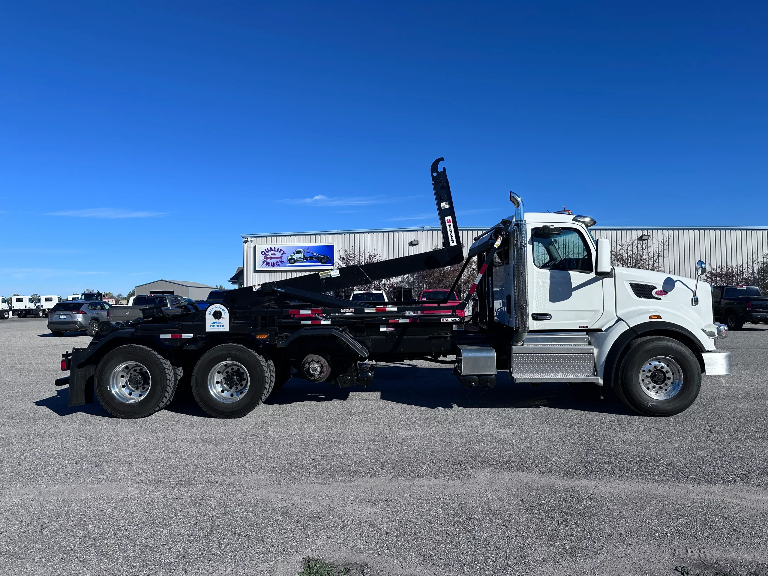 NEW 2024 Peterbilt 567 Hooklift Truck NEW 2024 Peterbilt 567 Hooklift Truck - image 4 of 6