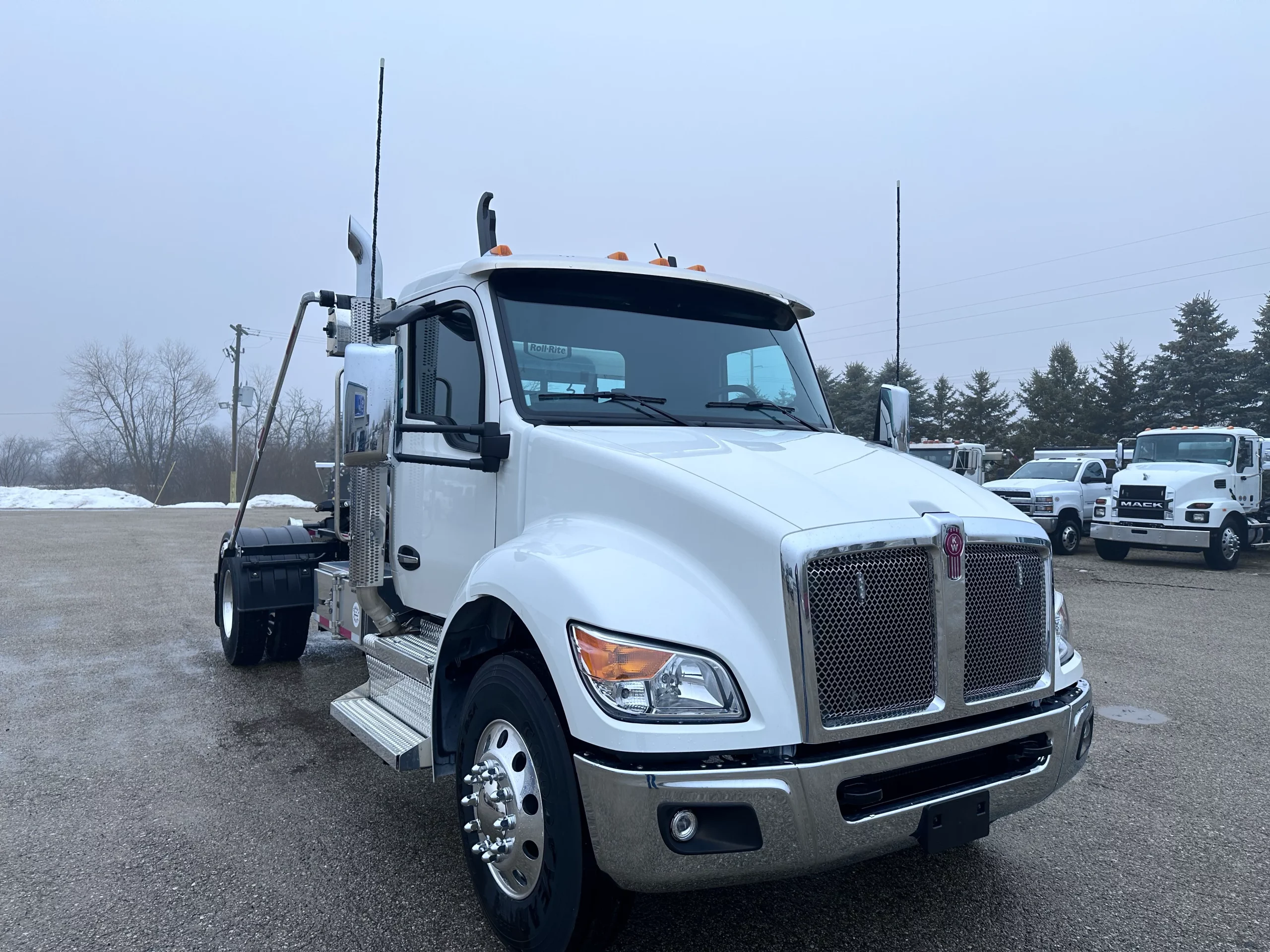 NEW 2026 Kenworth T280 Hooklift Truck - image 1 of 6