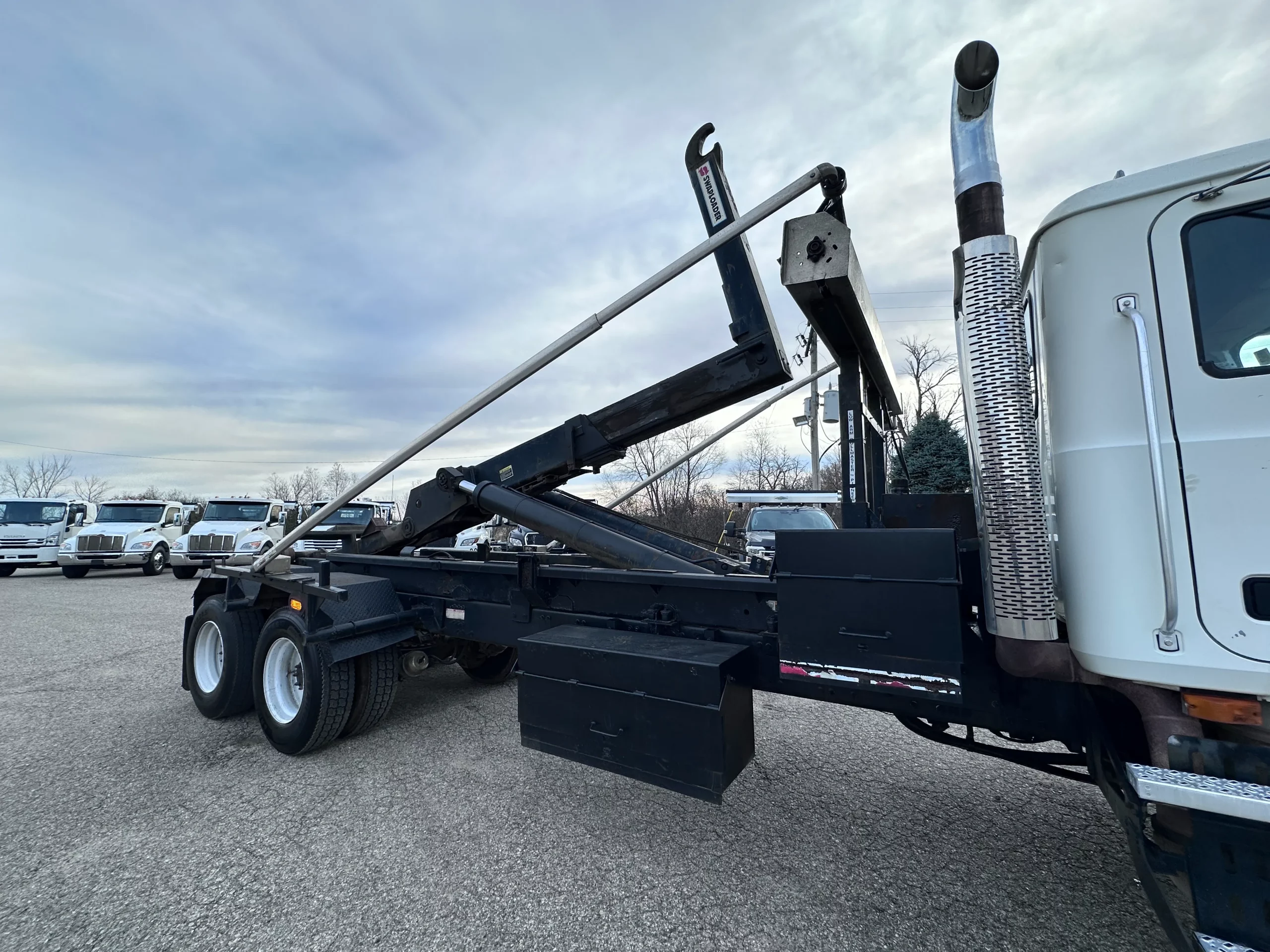 USED 2008 Mack Granite Hooklift Truck USED 2008 Mack Granite Hooklift Truck - image 4 of 6