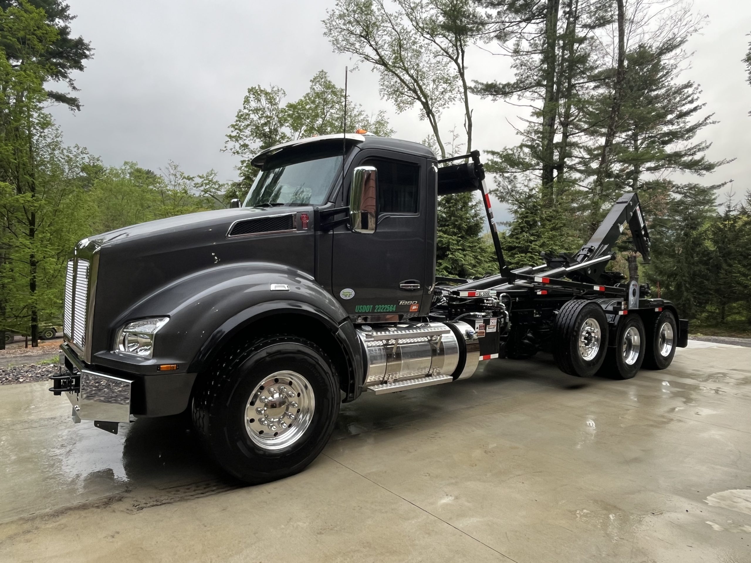 USED 2025 Kenworth T880 Hooklift Truck USED 2025 Kenworth T880 Hooklift Truck - image 3 of 6